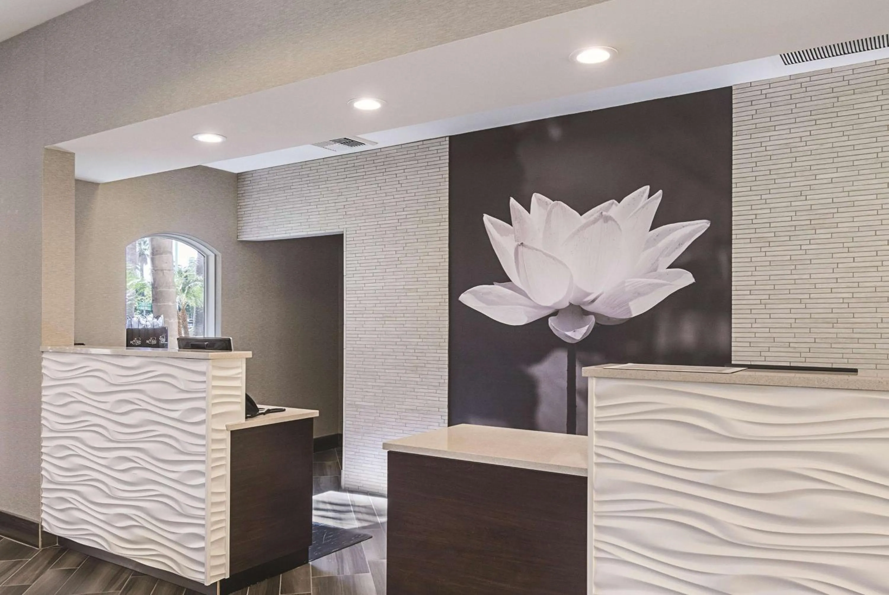 Lobby or reception in La Quinta Inn & Suites by Wyndham Ontario Airport