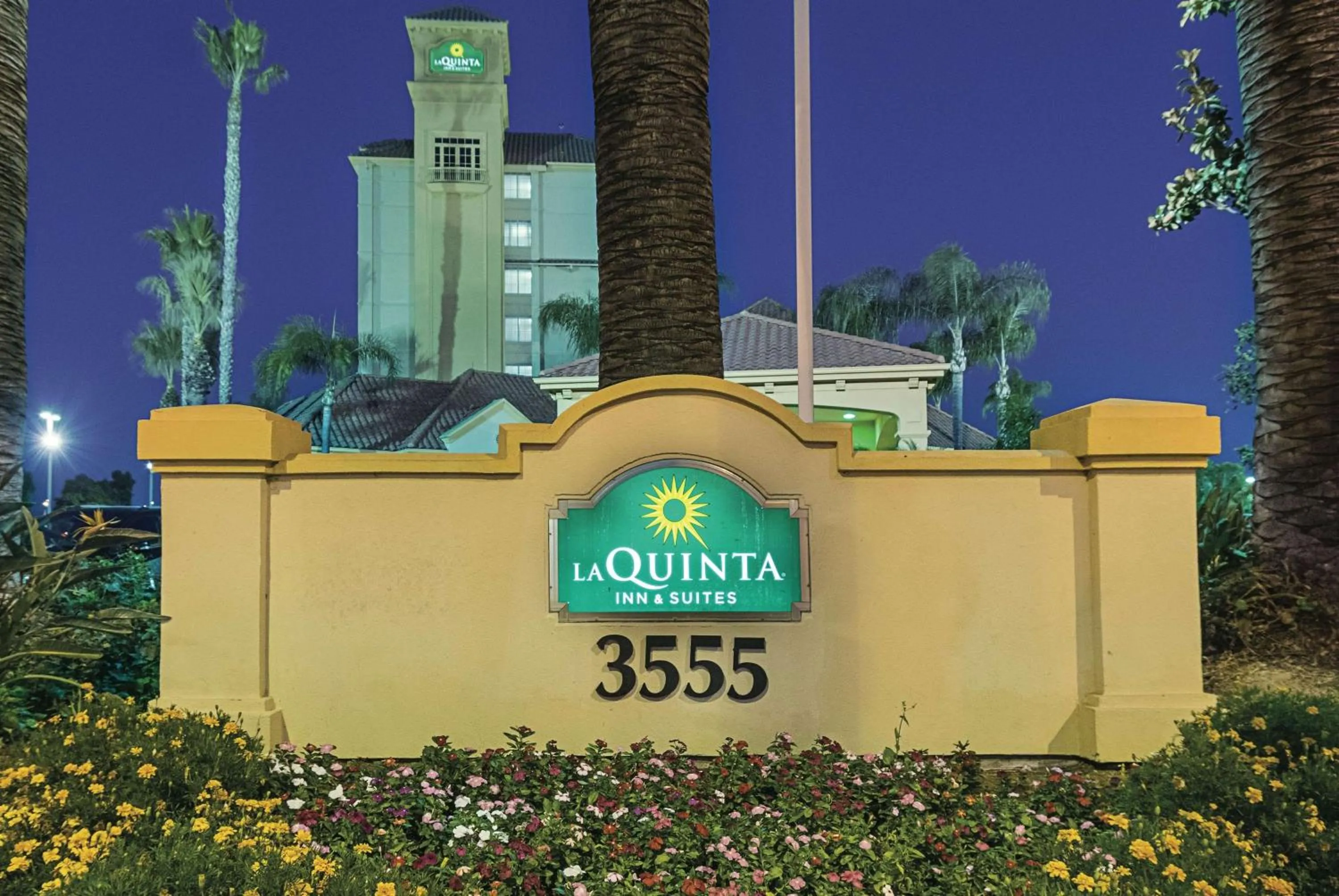 Property building in La Quinta Inn & Suites by Wyndham Ontario Airport
