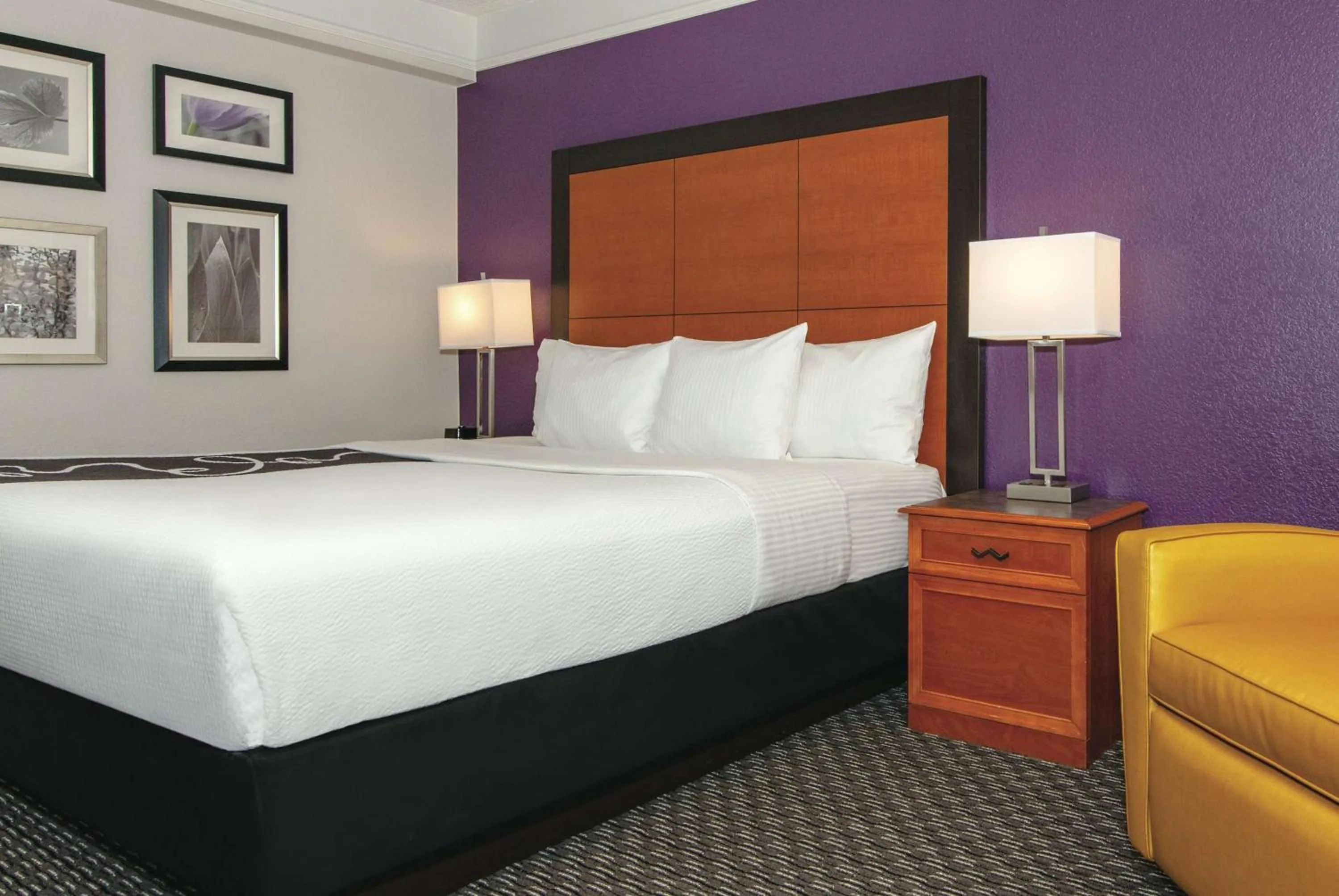 Photo of the whole room, Bed in La Quinta Inn & Suites by Wyndham Ontario Airport