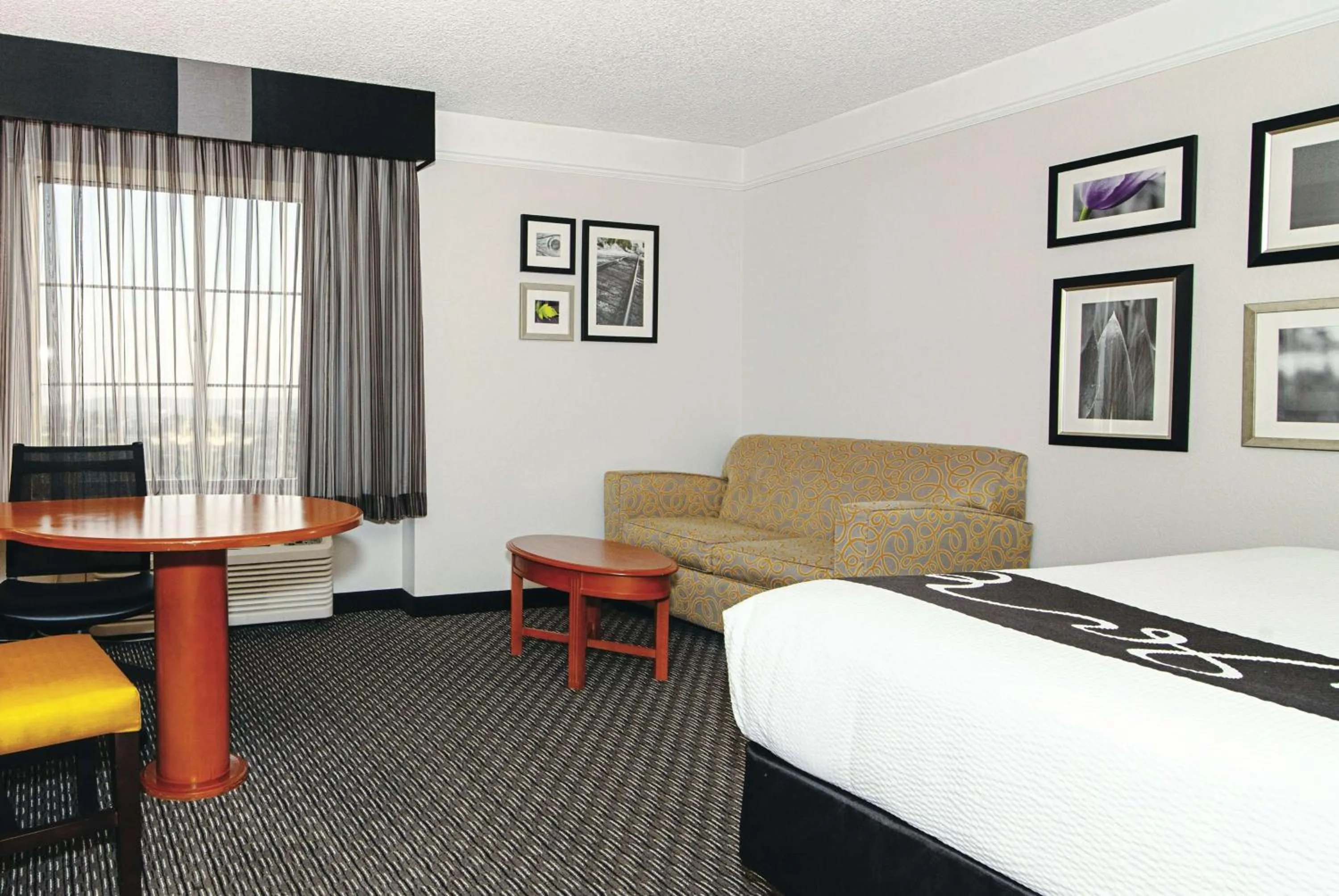 Photo of the whole room, Bed in La Quinta Inn & Suites by Wyndham Ontario Airport