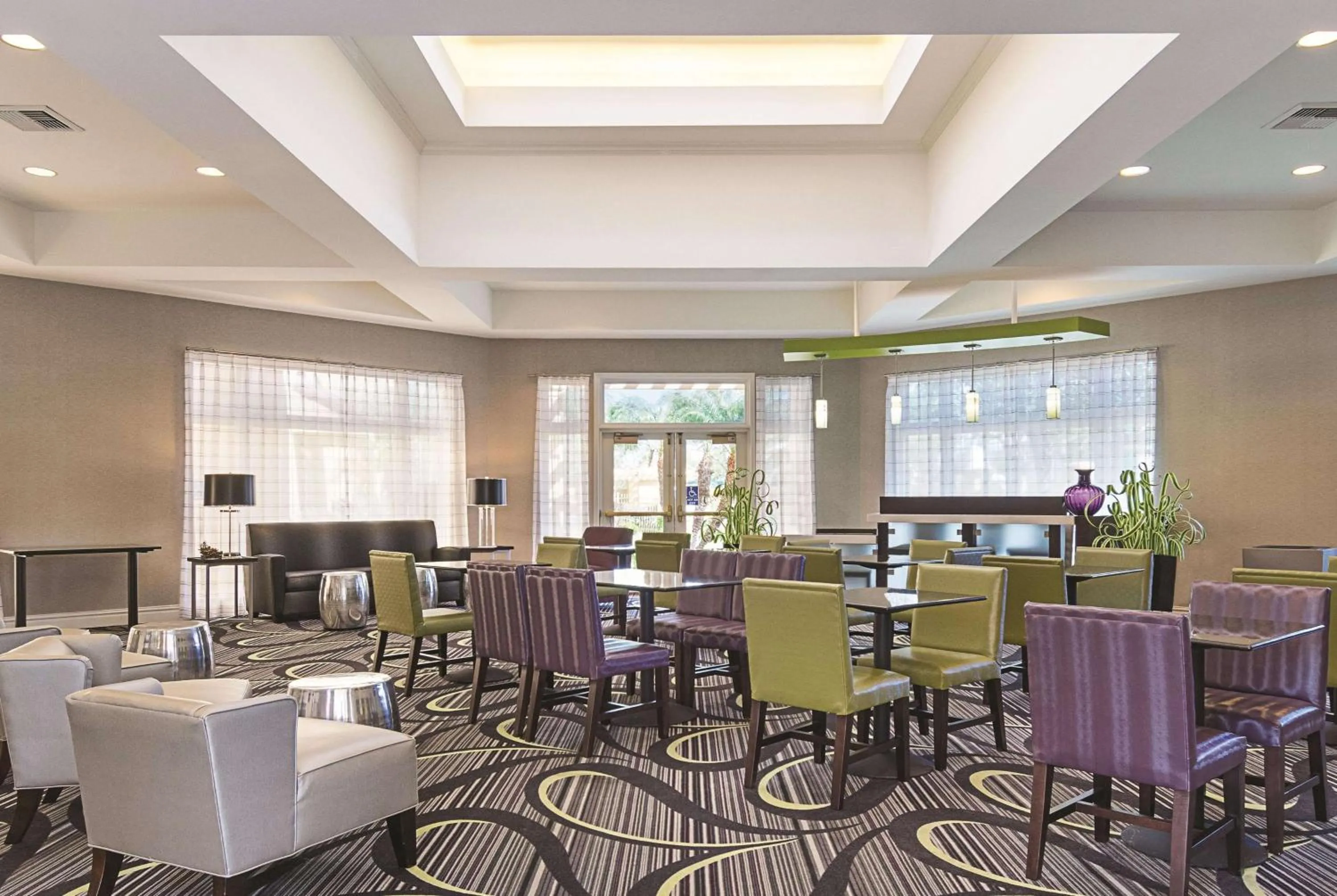Lobby or reception in La Quinta Inn & Suites by Wyndham Ontario Airport