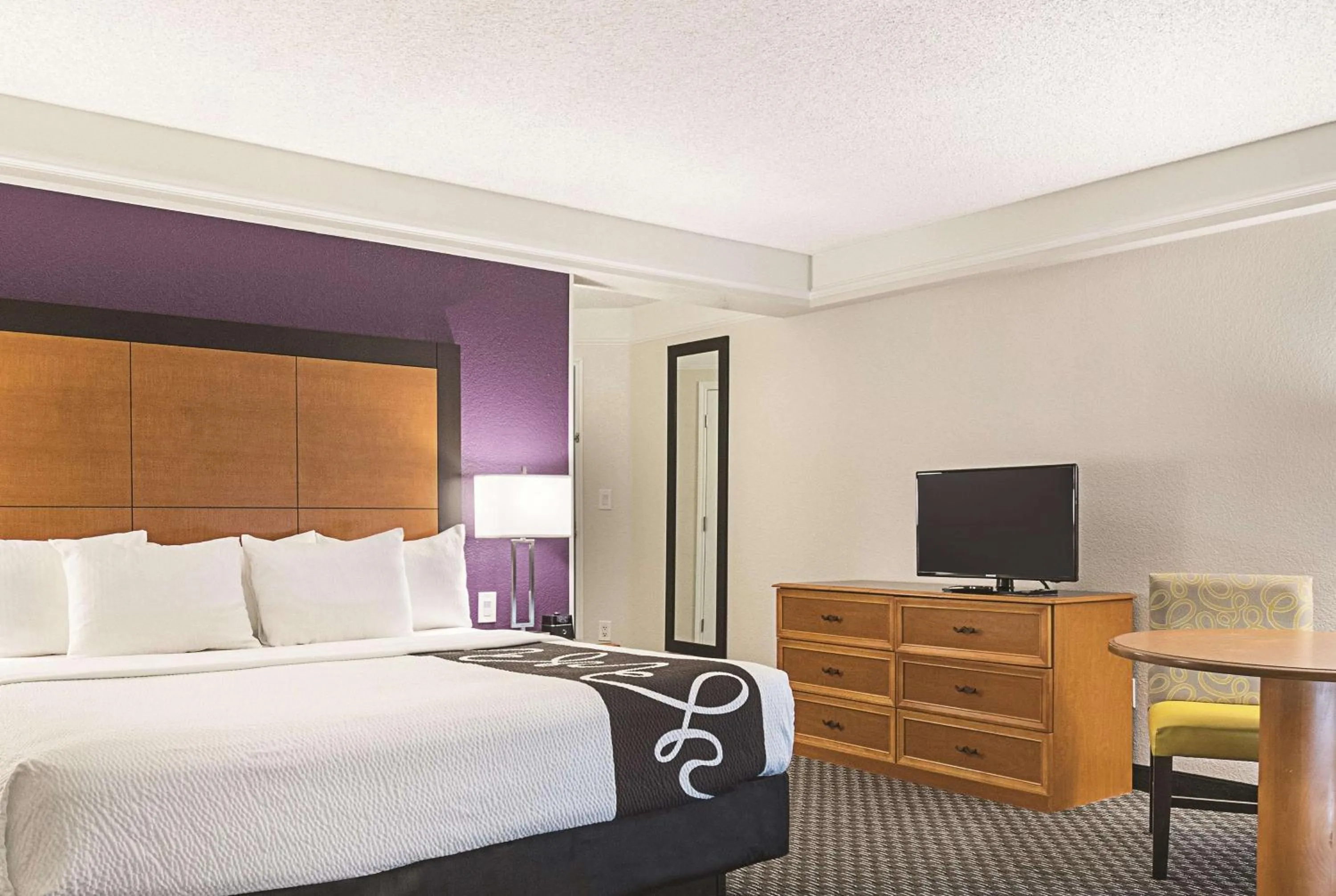 Photo of the whole room, Bed in La Quinta Inn & Suites by Wyndham Ontario Airport