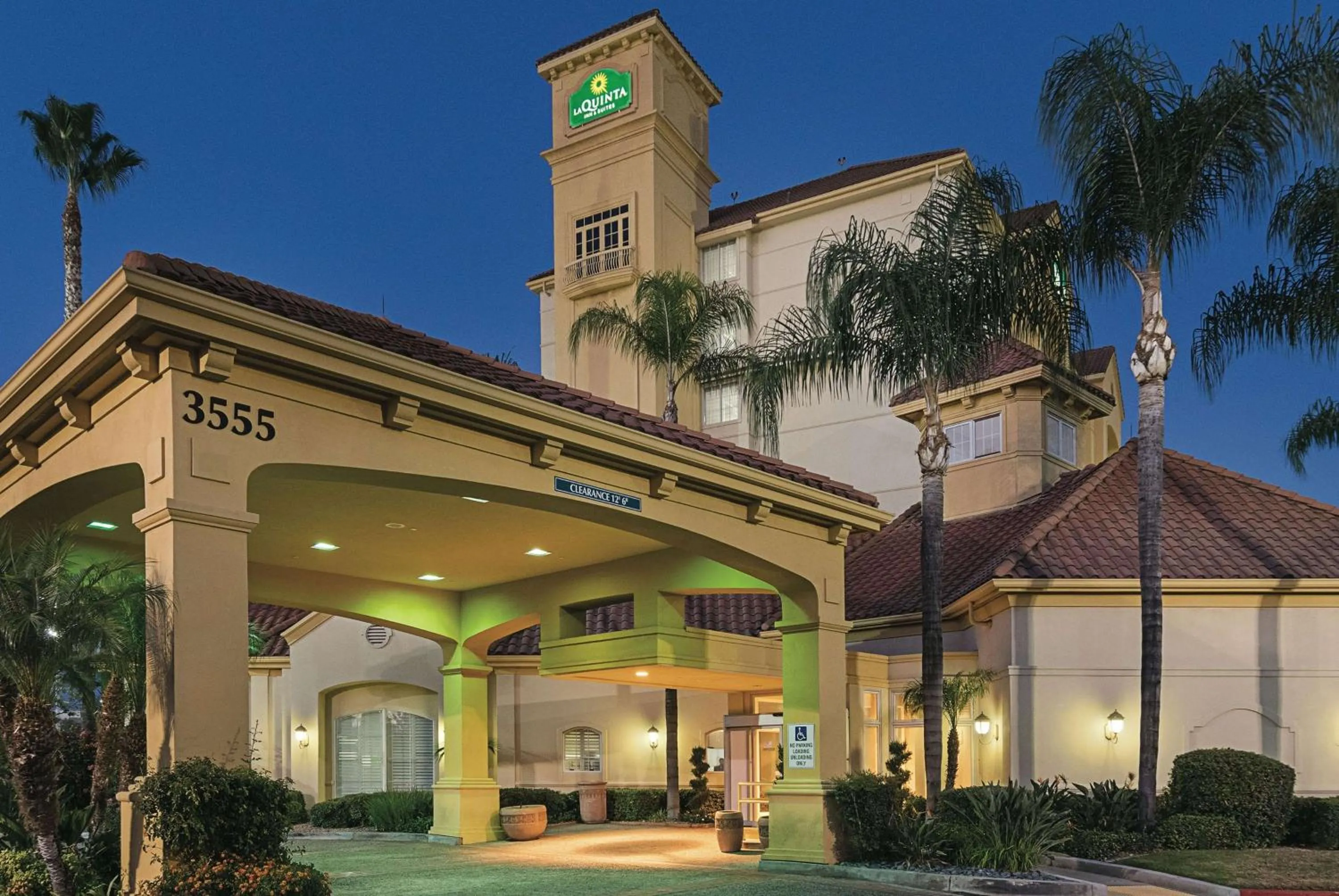 Property building in La Quinta Inn & Suites by Wyndham Ontario Airport
