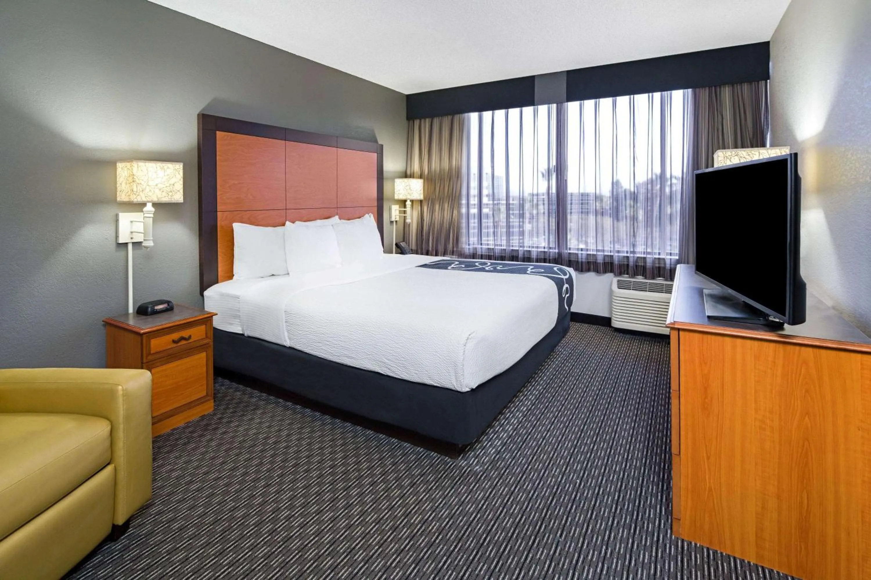 Photo of the whole room, Bed in La Quinta by Wyndham Buena Park