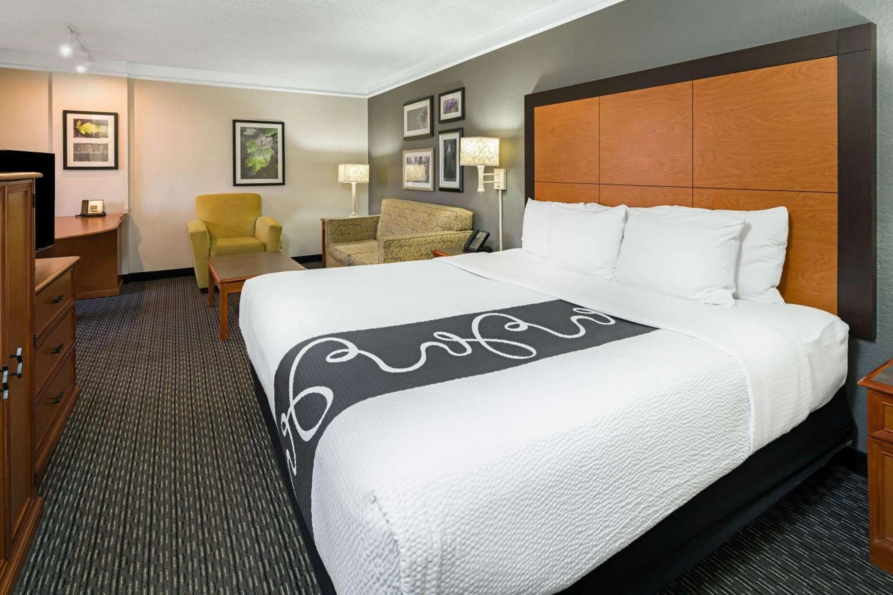 Photo of the whole room, Bed in La Quinta by Wyndham Buena Park