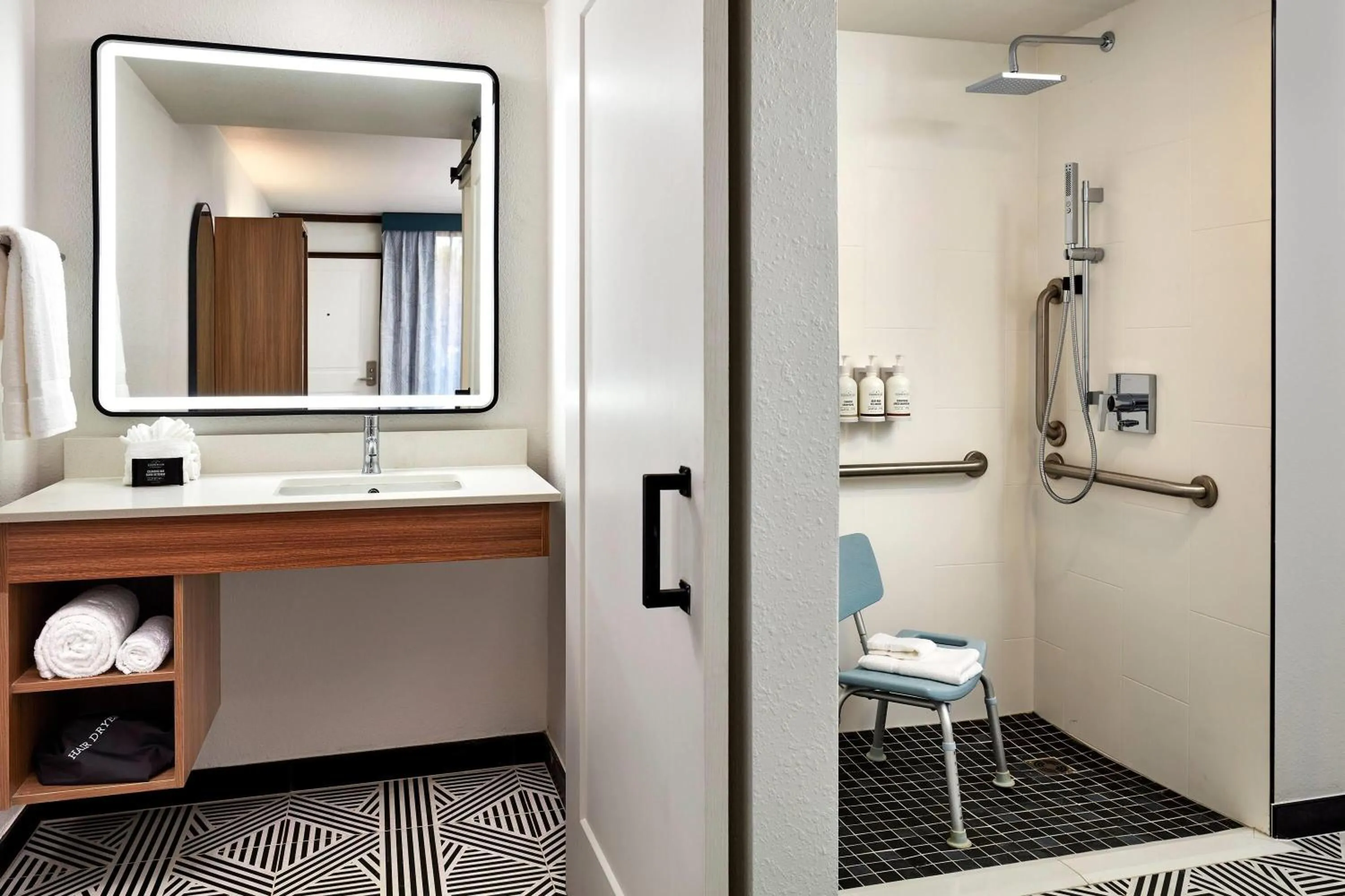 Bathroom in La Quinta by Wyndham Thousand Oaks-Newbury Park