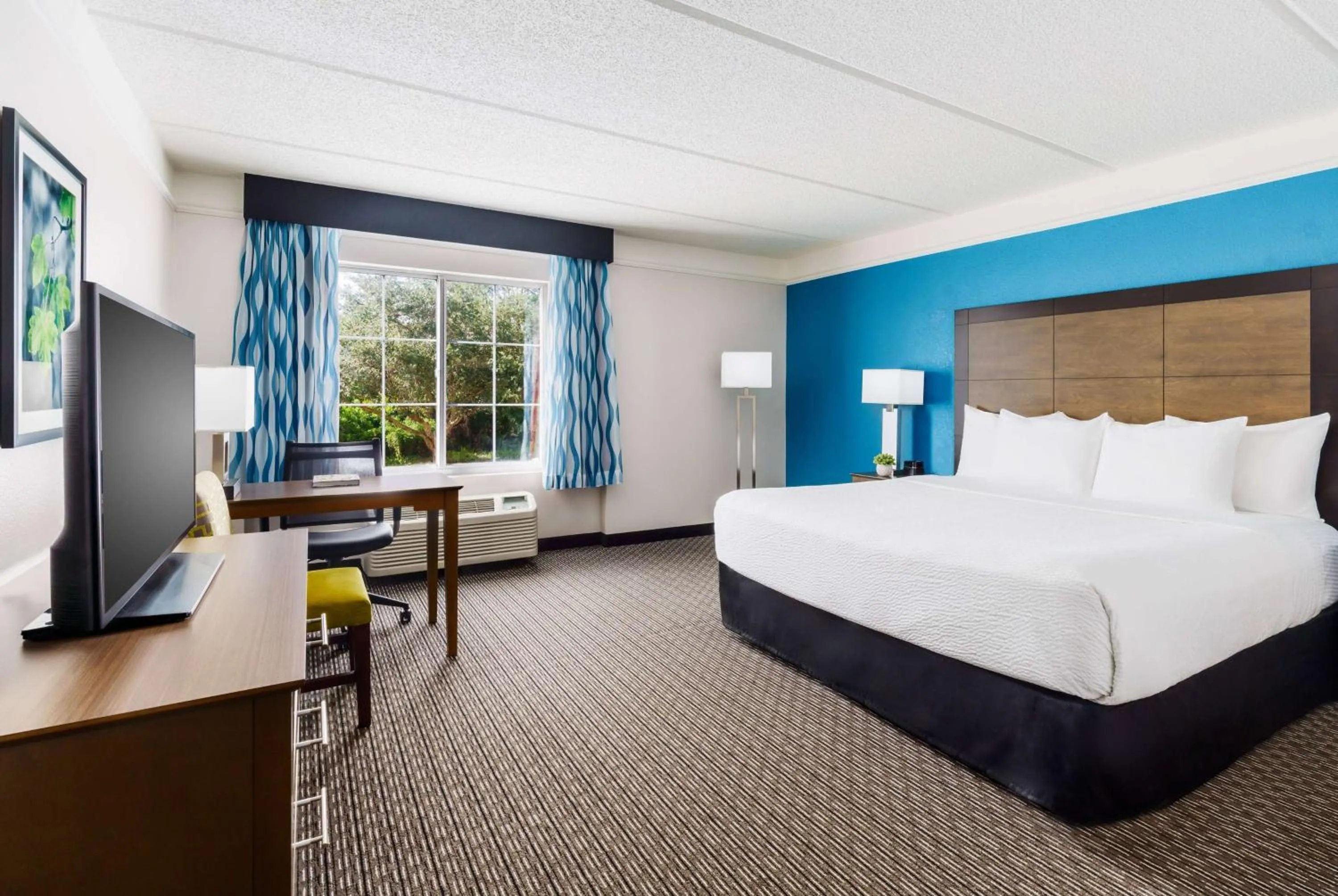 Photo of the whole room, Bed in La Quinta by Wyndham Tampa Brandon Regency Park