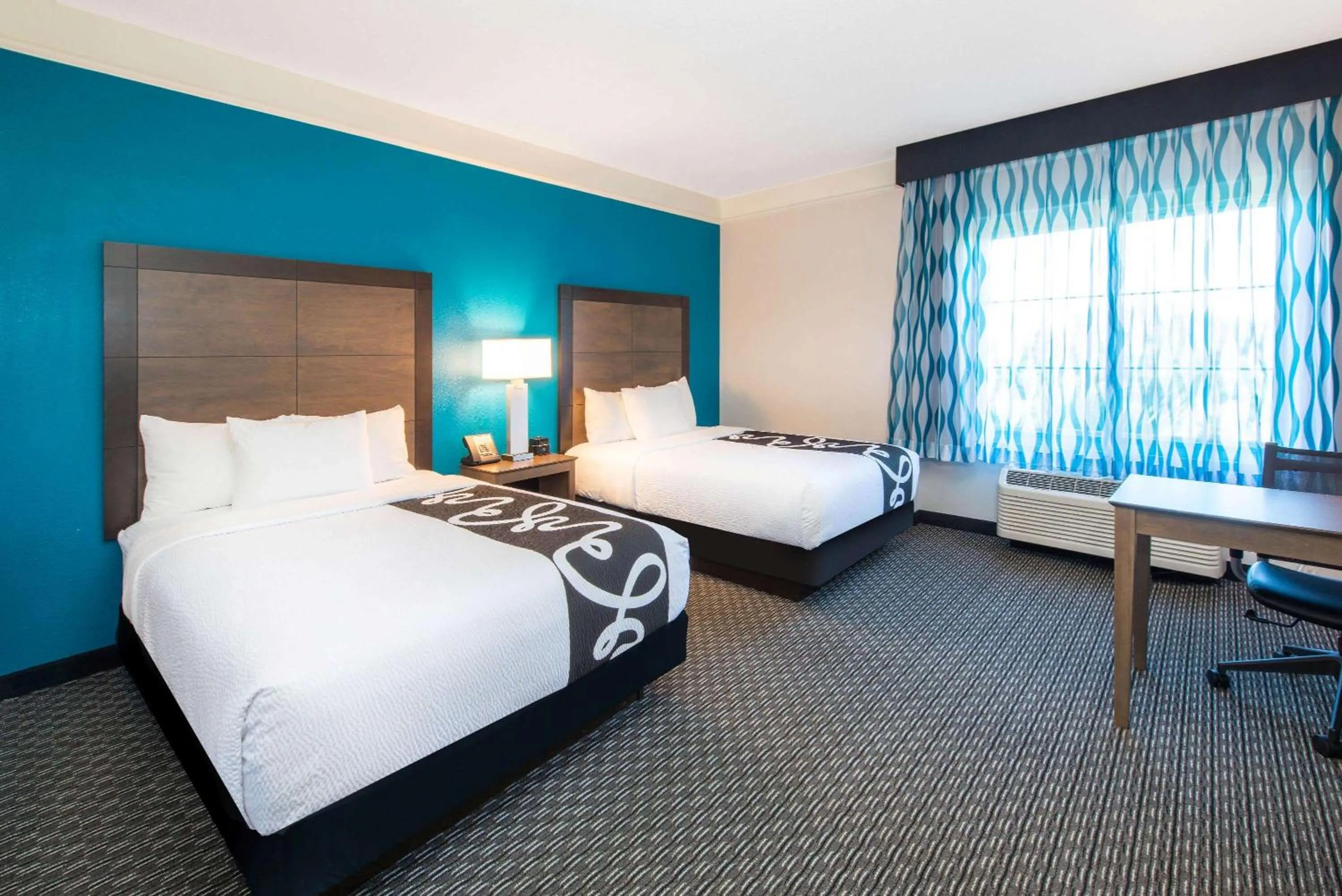 Photo of the whole room, Bed in La Quinta by Wyndham Tampa Brandon Regency Park