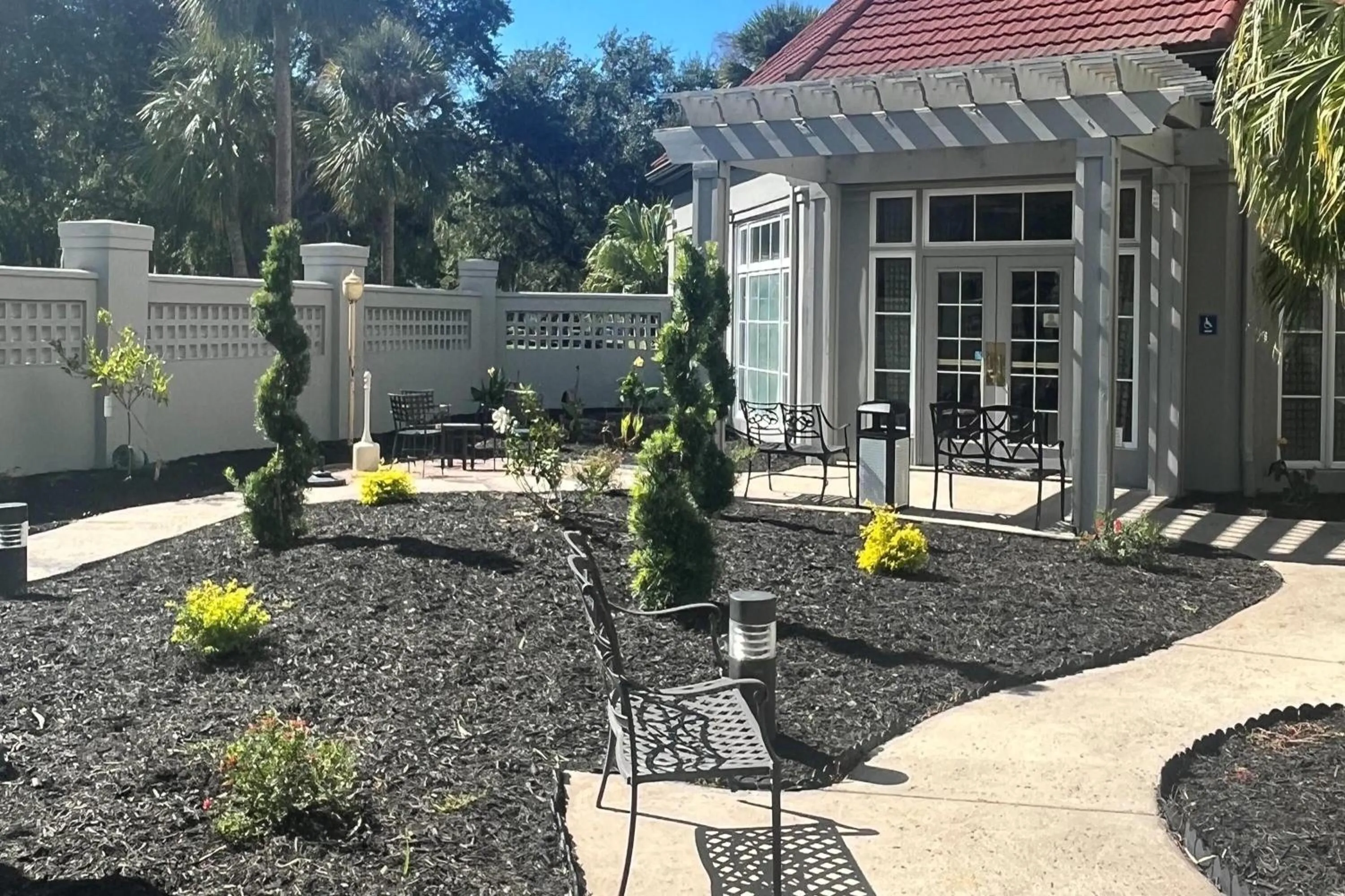 Inner courtyard view in La Quinta by Wyndham Jacksonville Butler Blvd