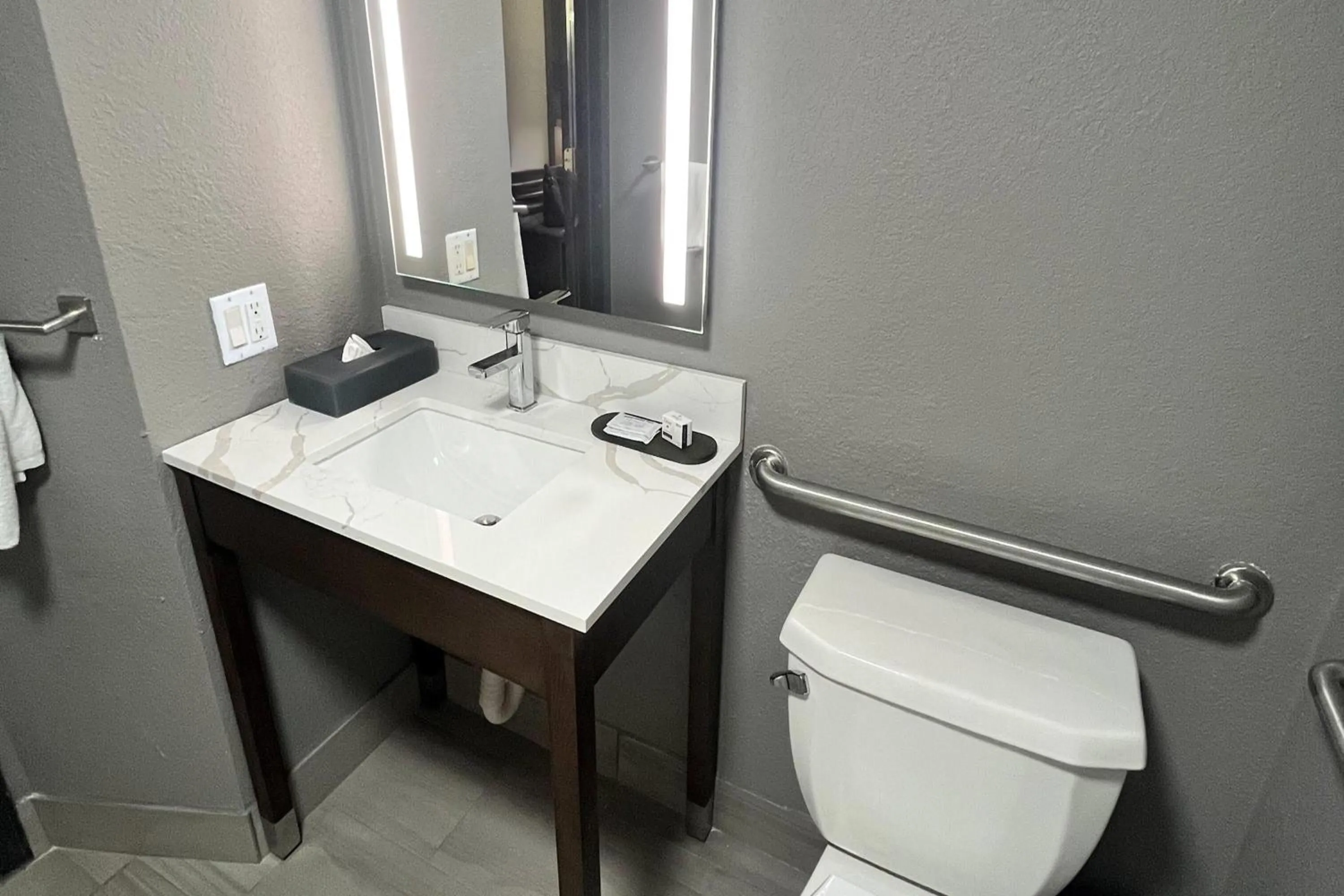 Bathroom in La Quinta by Wyndham Jacksonville Butler Blvd