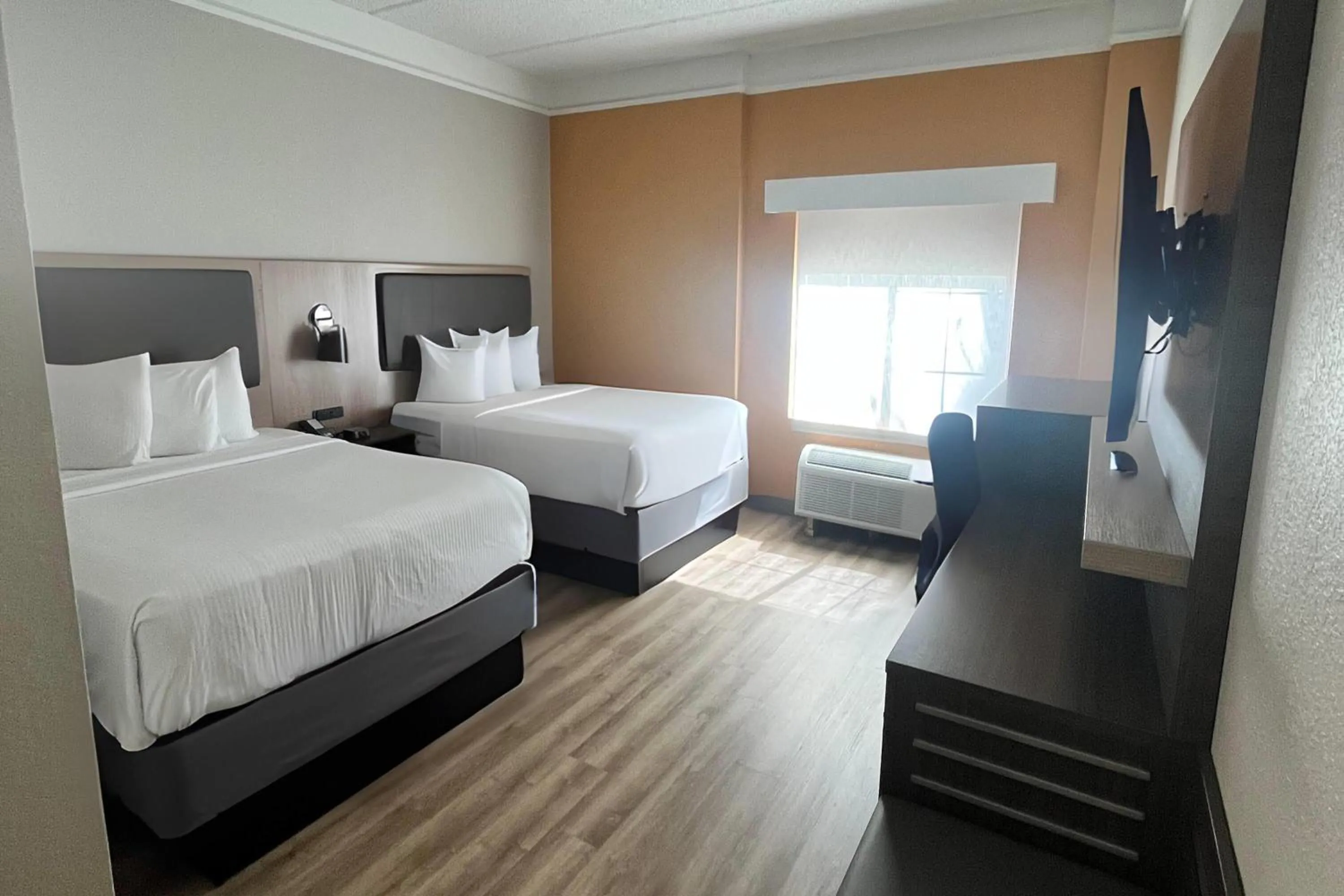 Photo of the whole room, Bed in La Quinta by Wyndham Jacksonville Butler Blvd