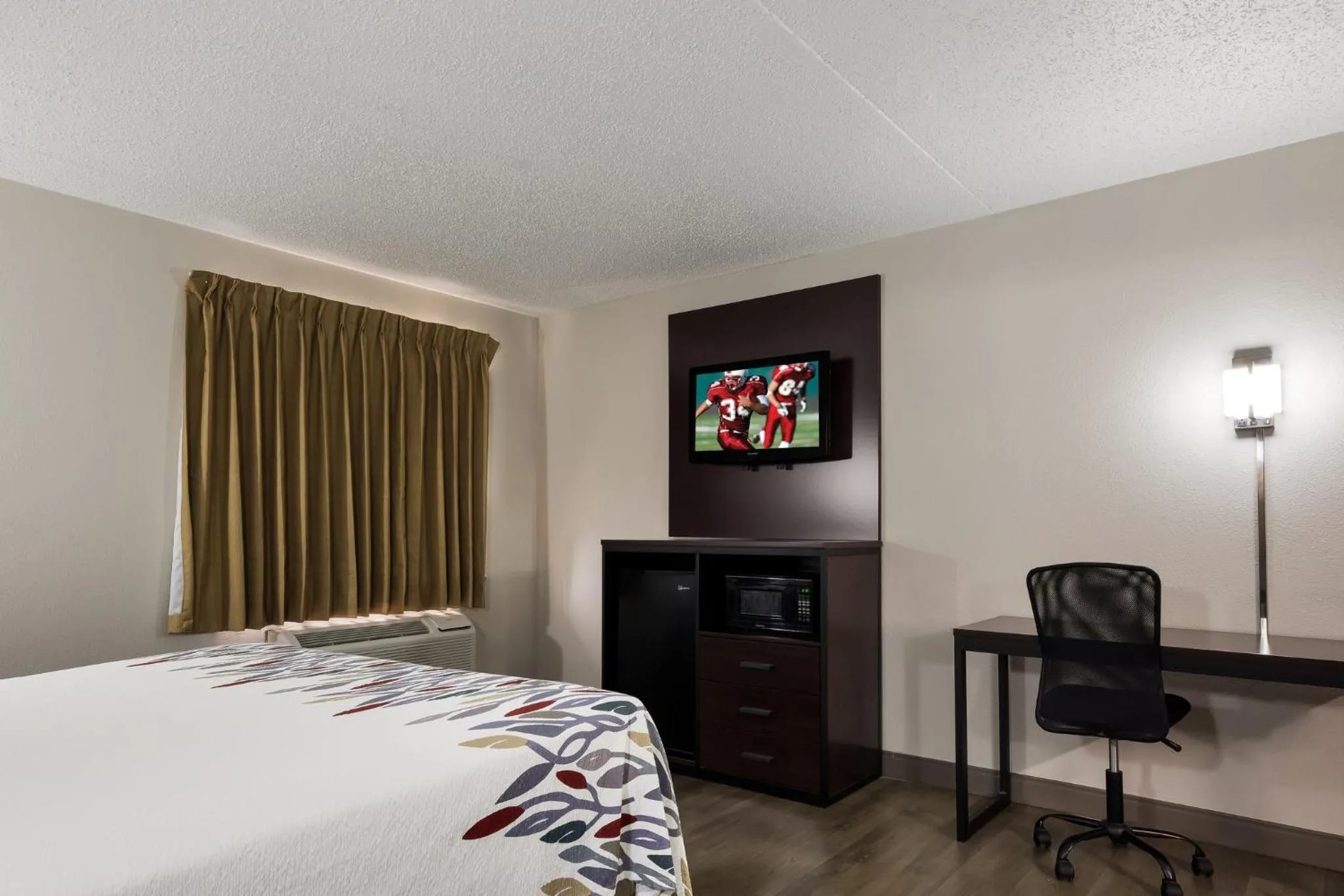 Photo of the whole room, Bed in Red Roof Inn Hartford- New Britain