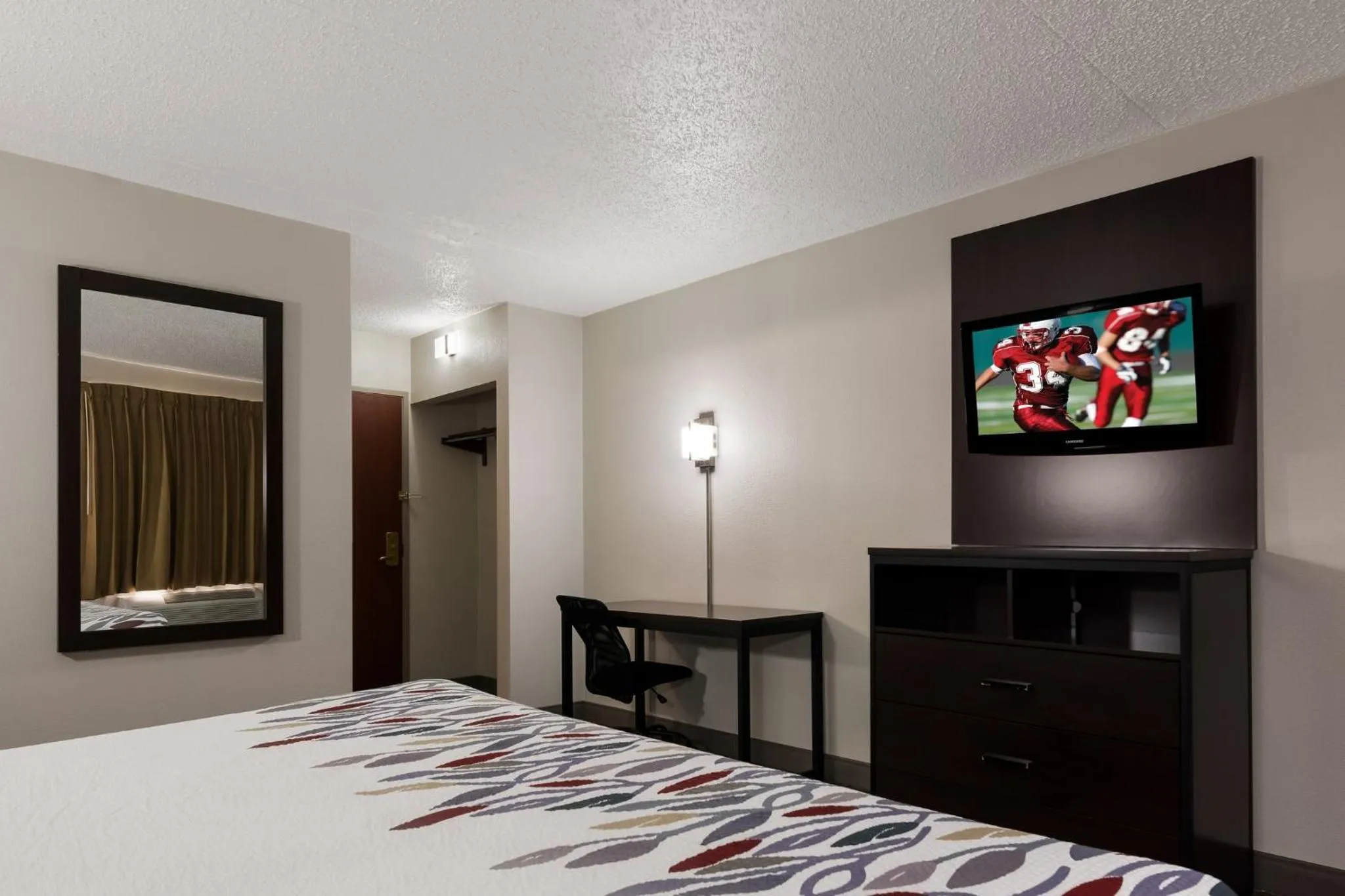 Photo of the whole room, Bed in Red Roof Inn Hartford- New Britain