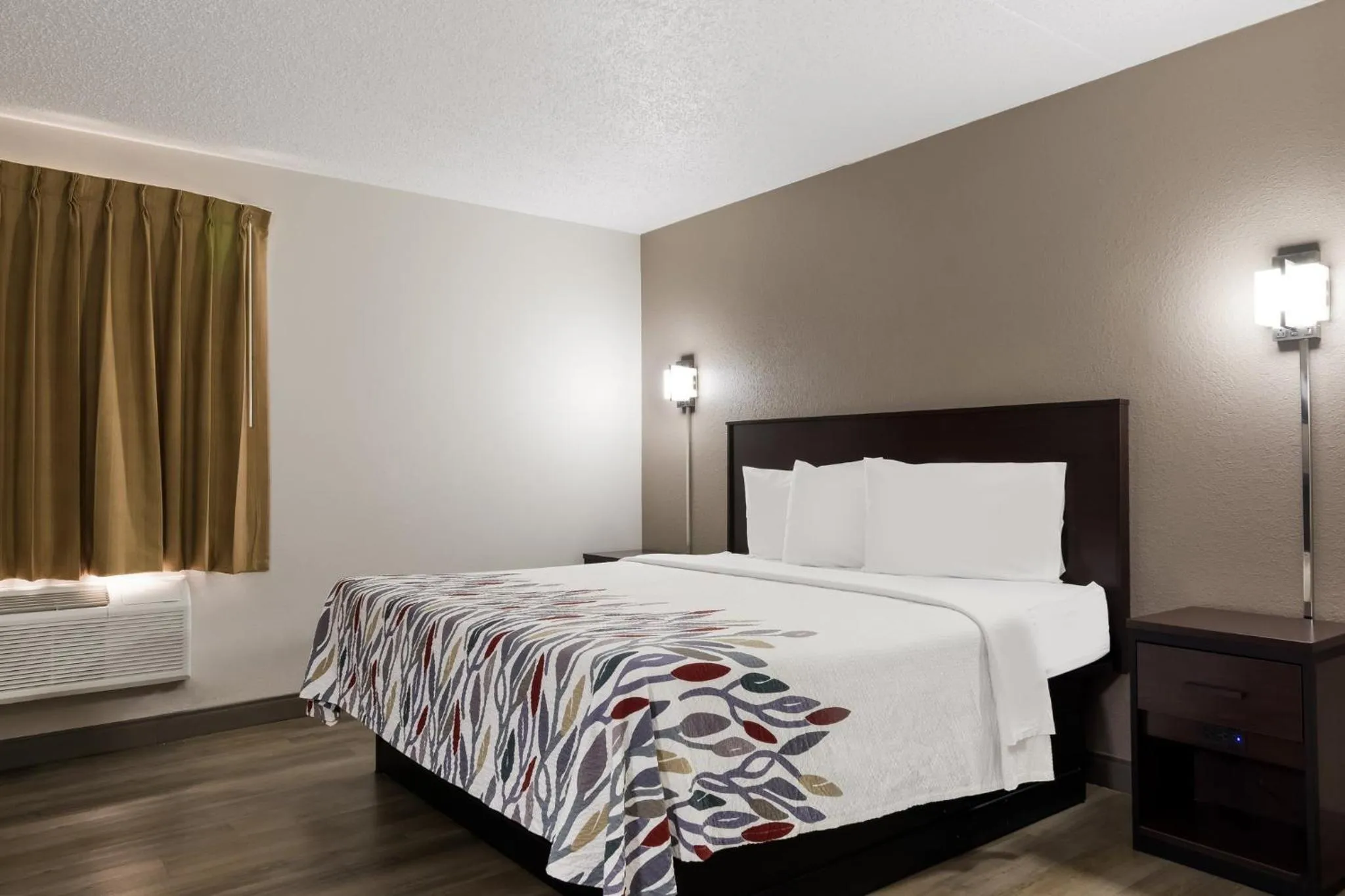 Photo of the whole room, Bed in Red Roof Inn Hartford- New Britain