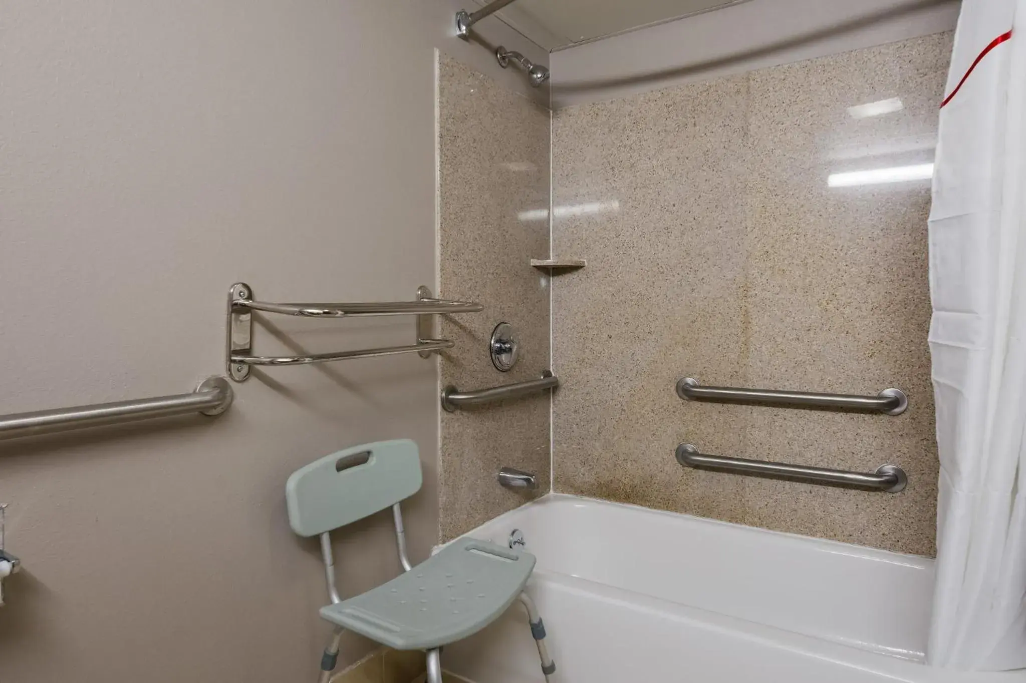 Superior King Room Disability Access Smoking in Red Roof Inn Hartford- New Britain Superior King Room Disability Access Smoking in Red Roof Inn Hartford- New Britain