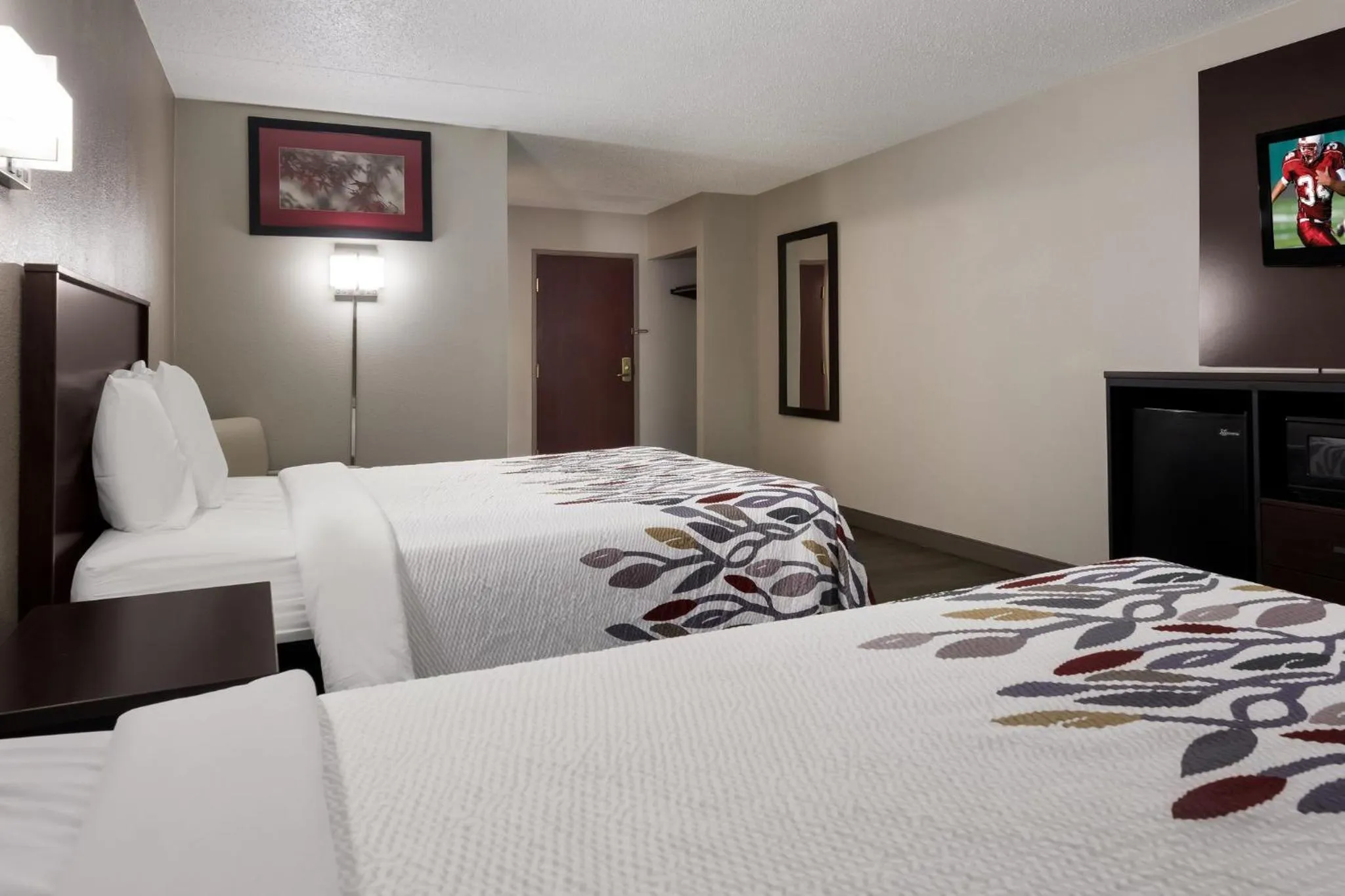 Photo of the whole room, Bed in Red Roof Inn Hartford- New Britain
