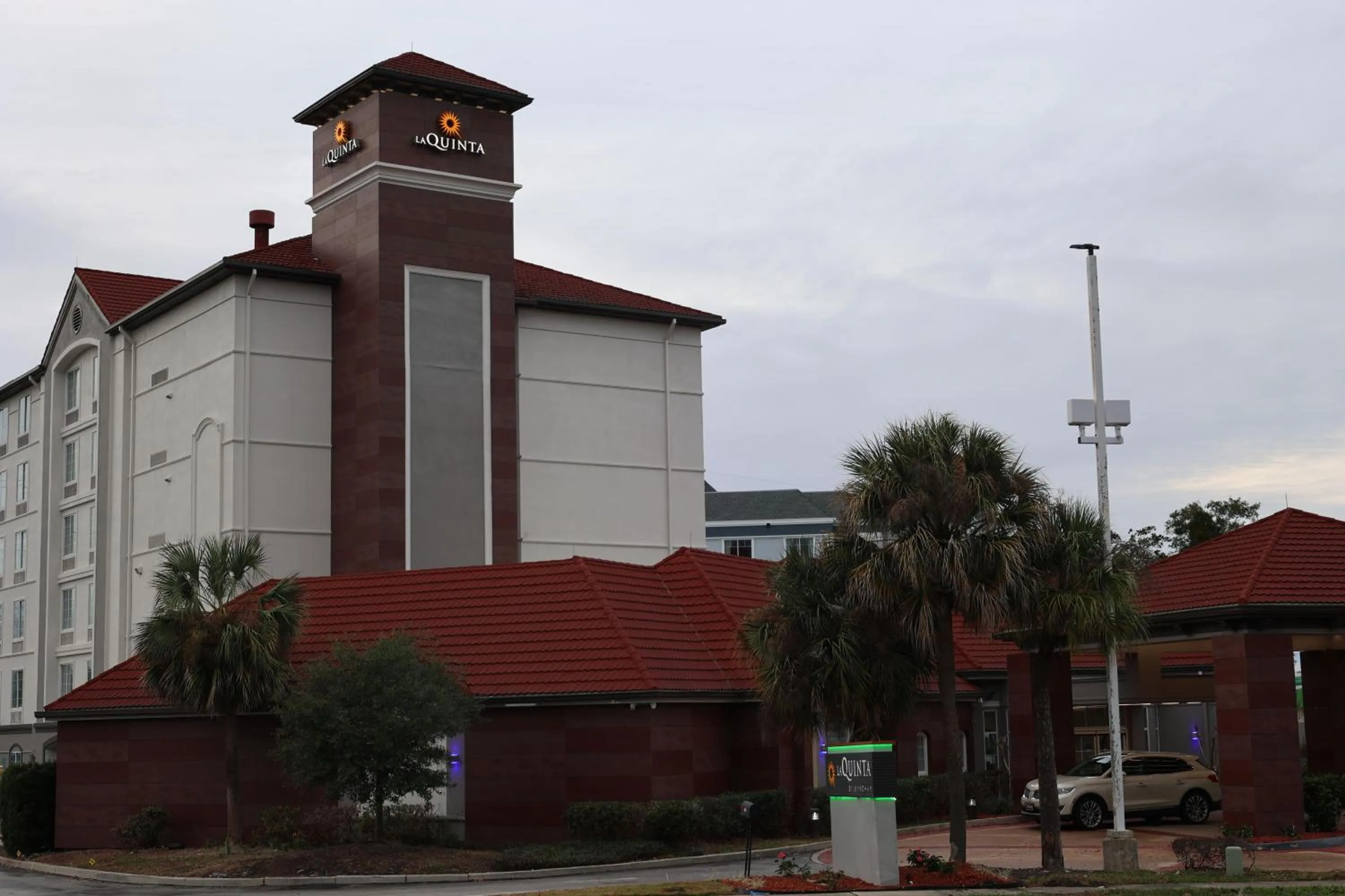 Property building in La Quinta Inn and Suites by Wyndham, Ocala