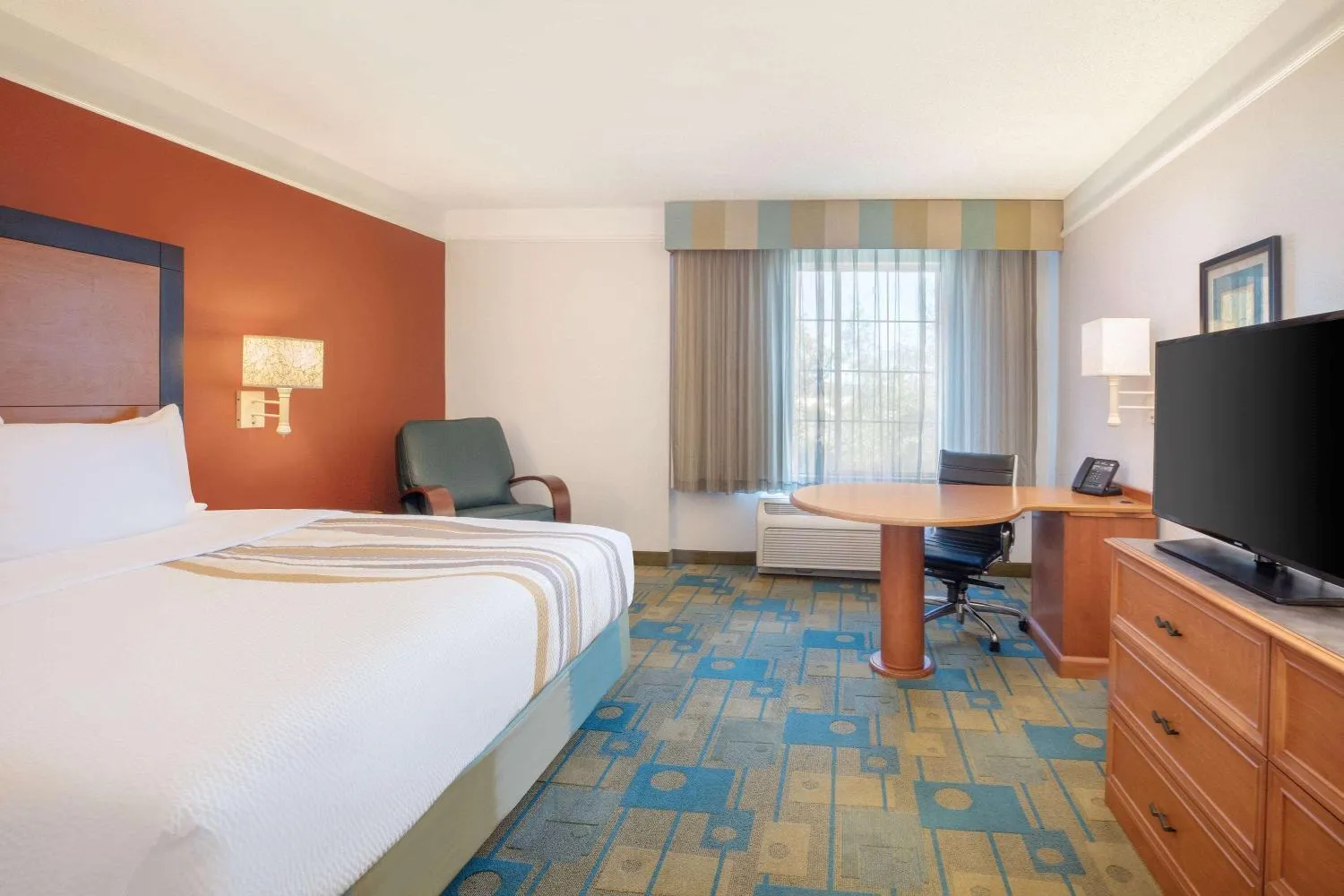 Bed in La Quinta Inn and Suites by Wyndham, Ocala