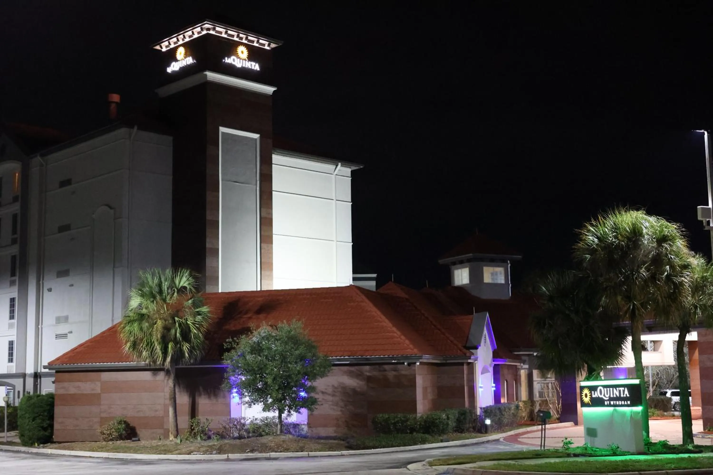Property building in La Quinta Inn and Suites by Wyndham, Ocala