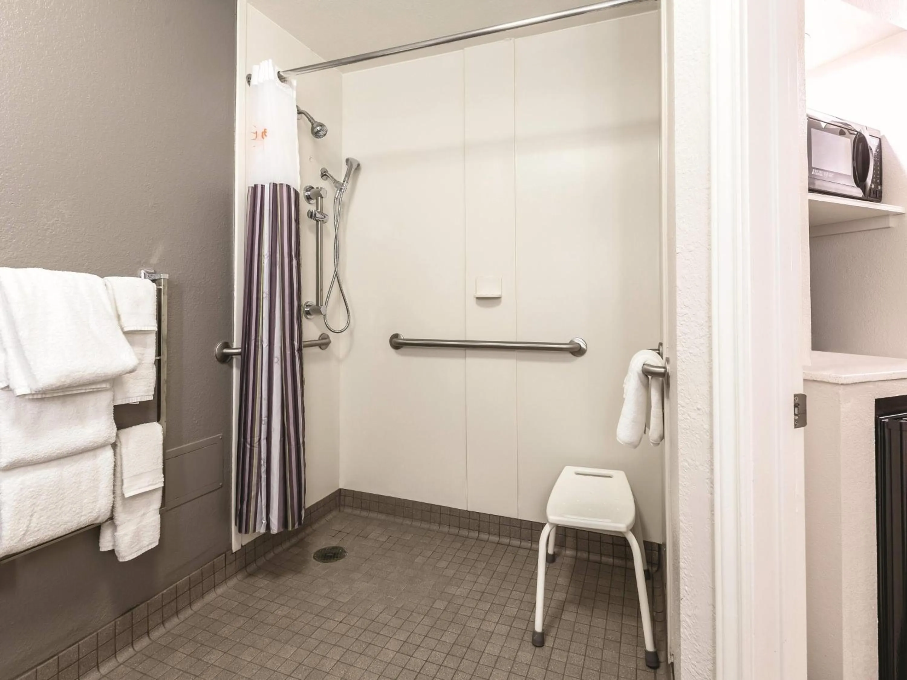 Photo of the whole room in La Quinta by Wyndham Atlanta Alpharetta