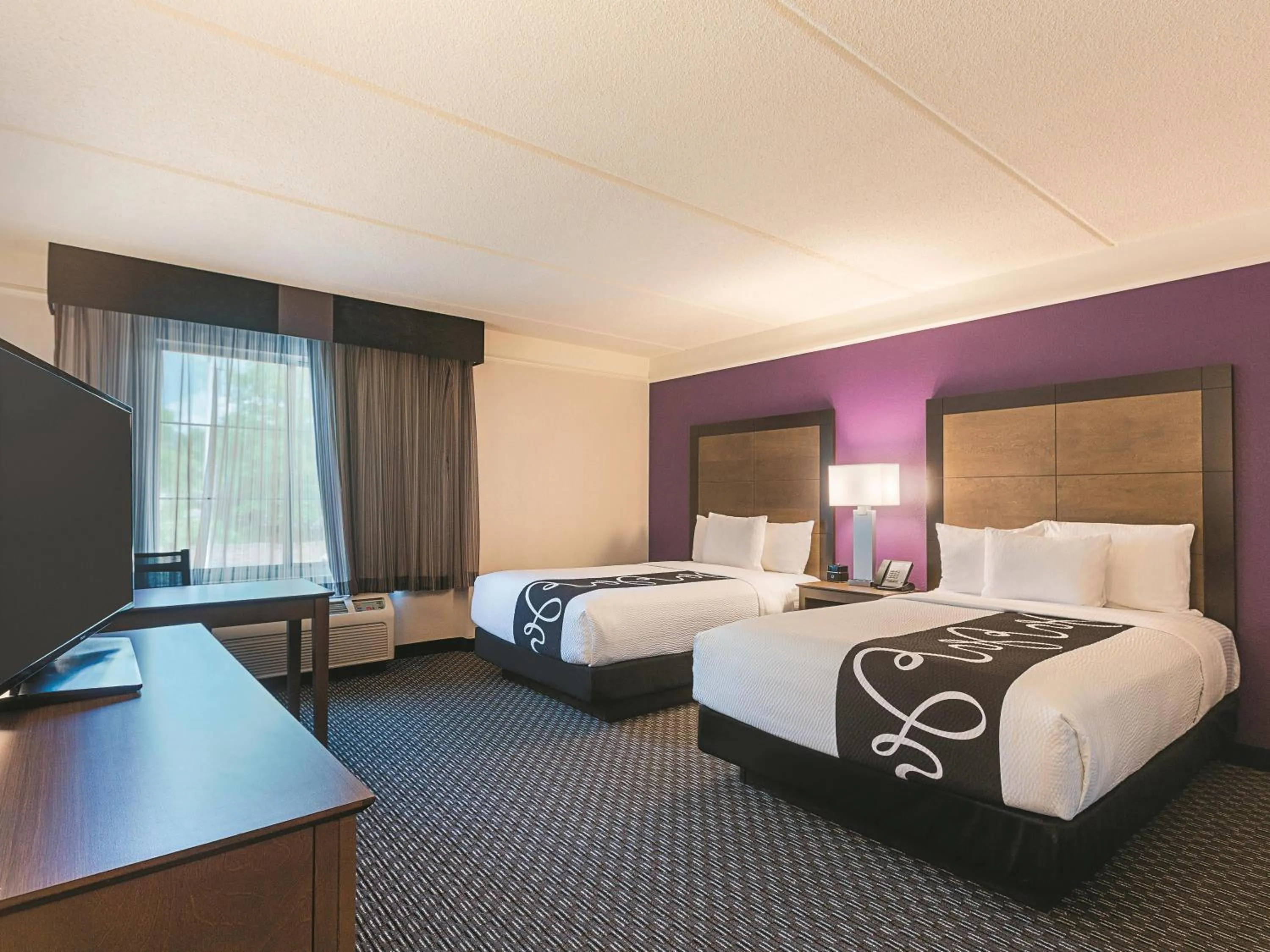 Photo of the whole room, Bed in La Quinta by Wyndham Atlanta Alpharetta