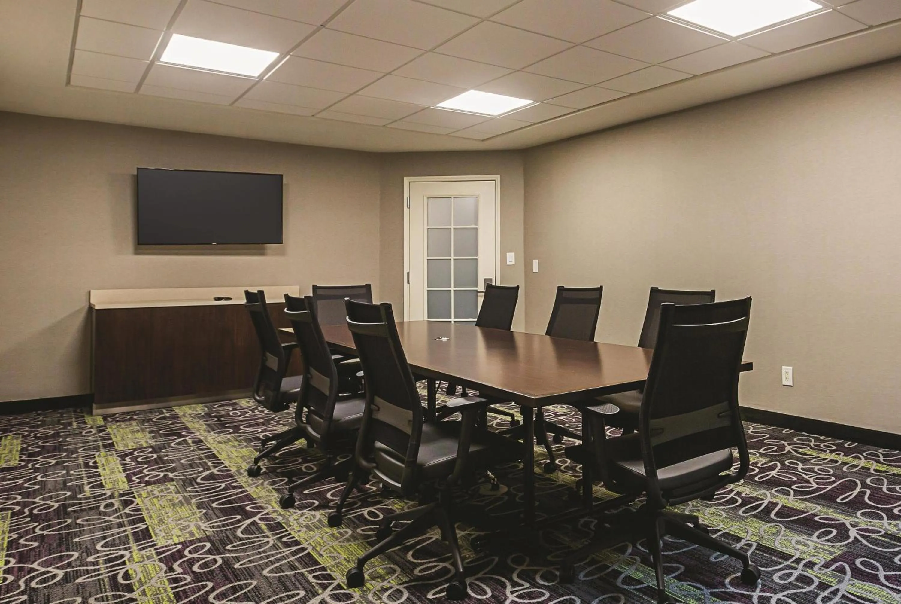 Meeting/conference room in La Quinta by Wyndham Atlanta Alpharetta