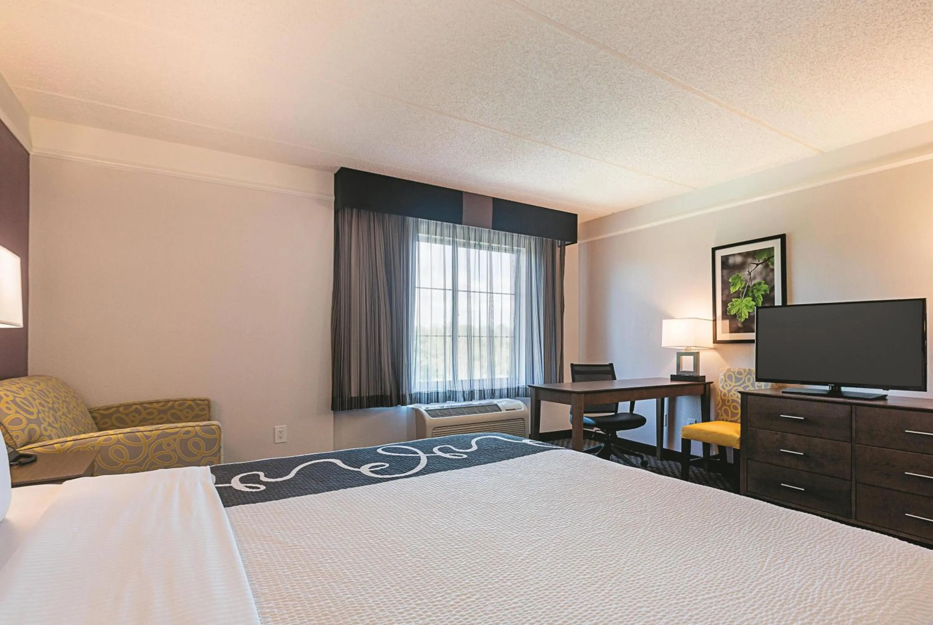 Photo of the whole room, Bed in La Quinta by Wyndham Atlanta Alpharetta
