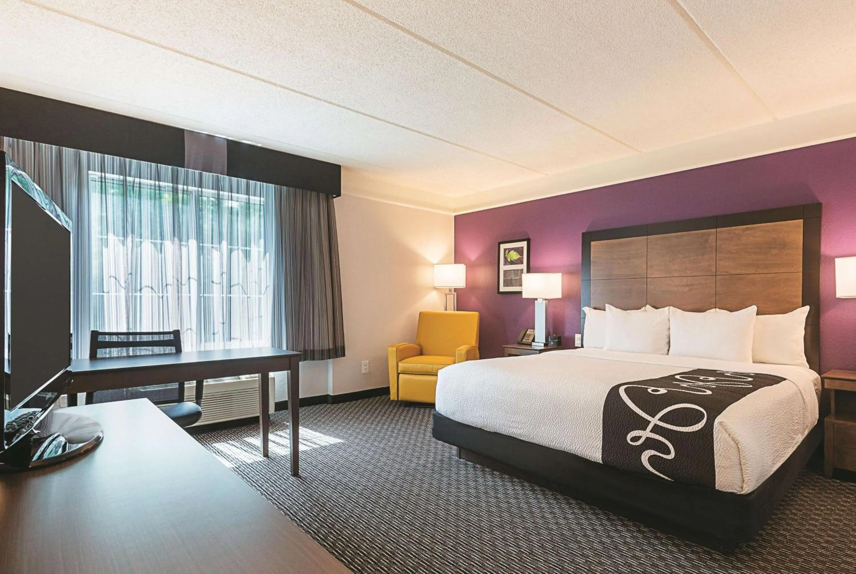 Photo of the whole room, Bed in La Quinta by Wyndham Atlanta Alpharetta