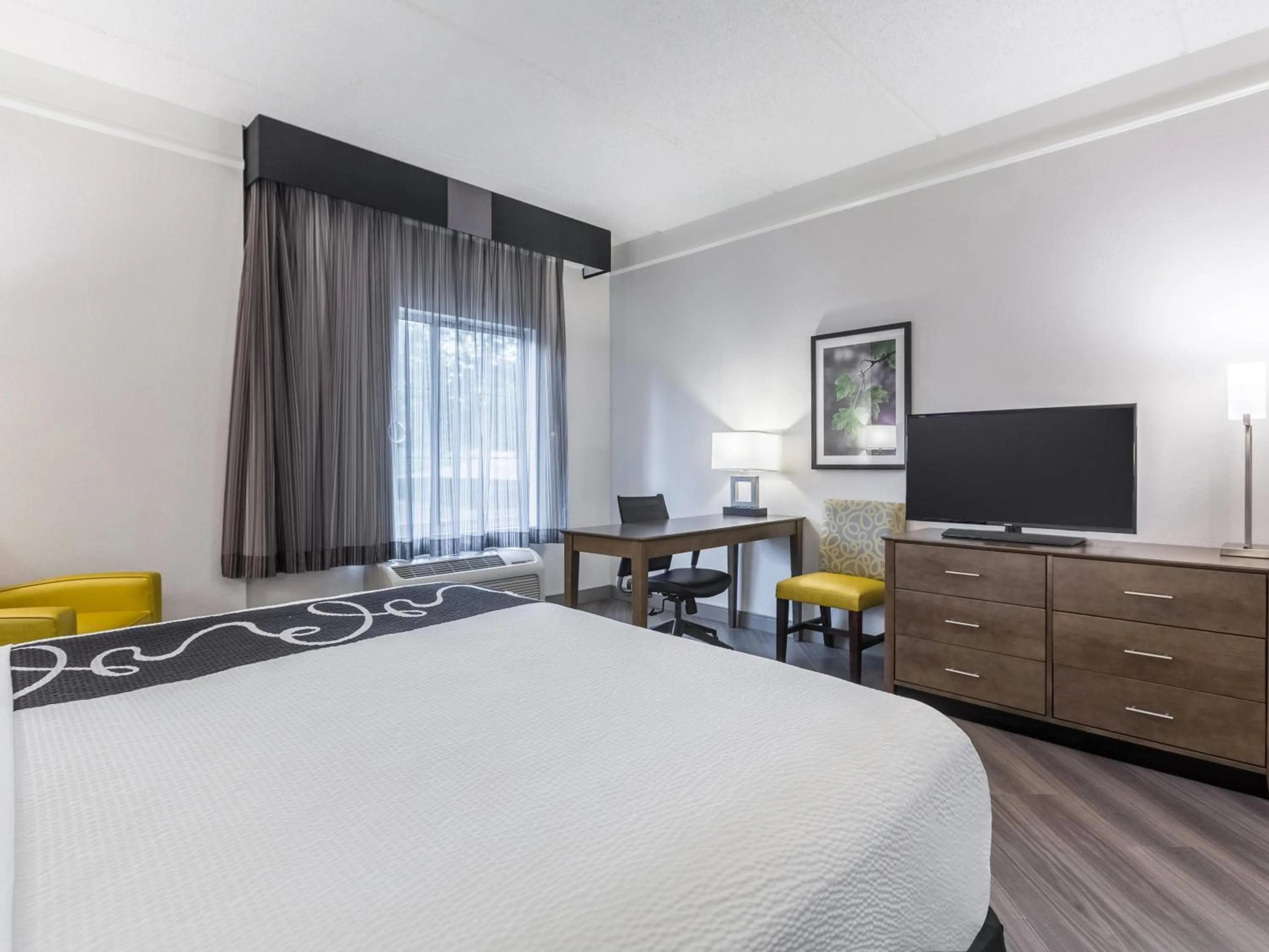 Photo of the whole room, Bed in La Quinta by Wyndham Atlanta Alpharetta