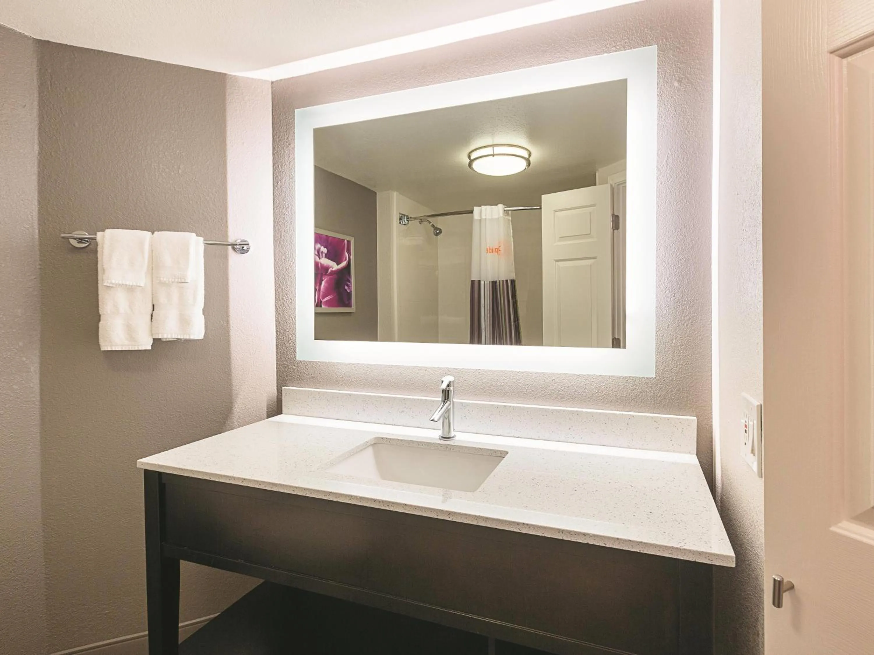 Photo of the whole room in La Quinta by Wyndham Atlanta Alpharetta