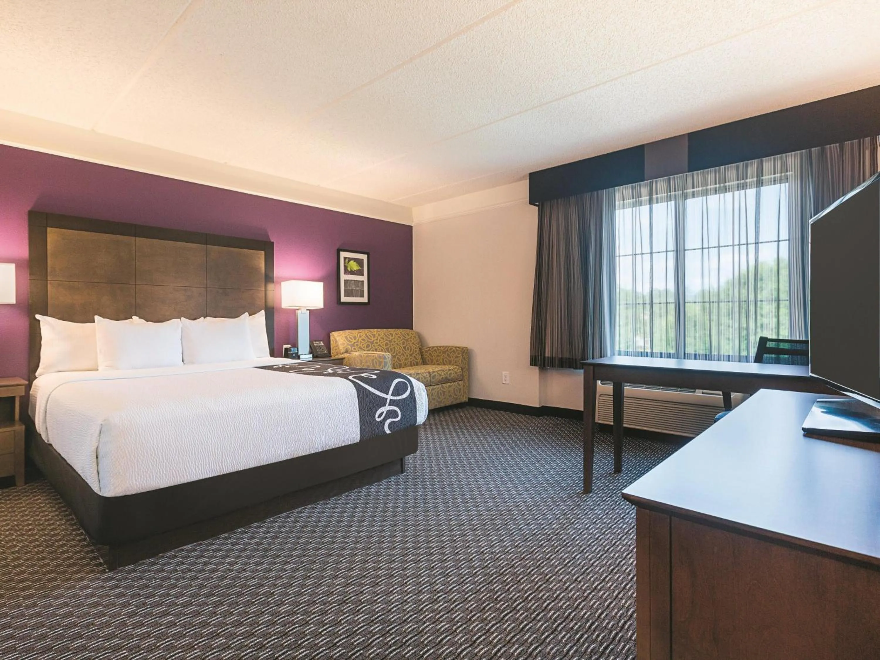 Photo of the whole room, Bed in La Quinta by Wyndham Atlanta Alpharetta