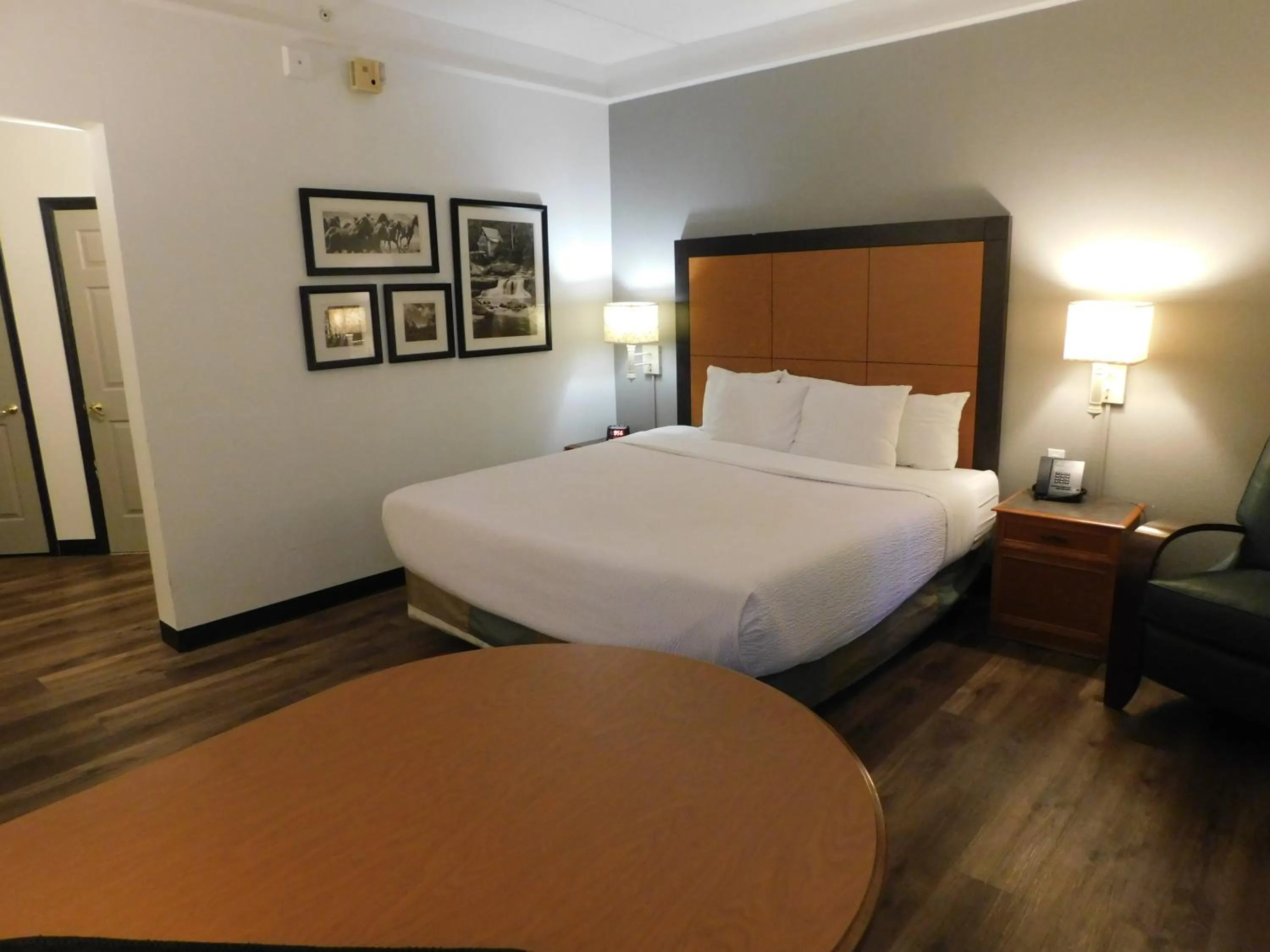 Bedroom, Bed in La Quinta by Wyndham Winston-Salem