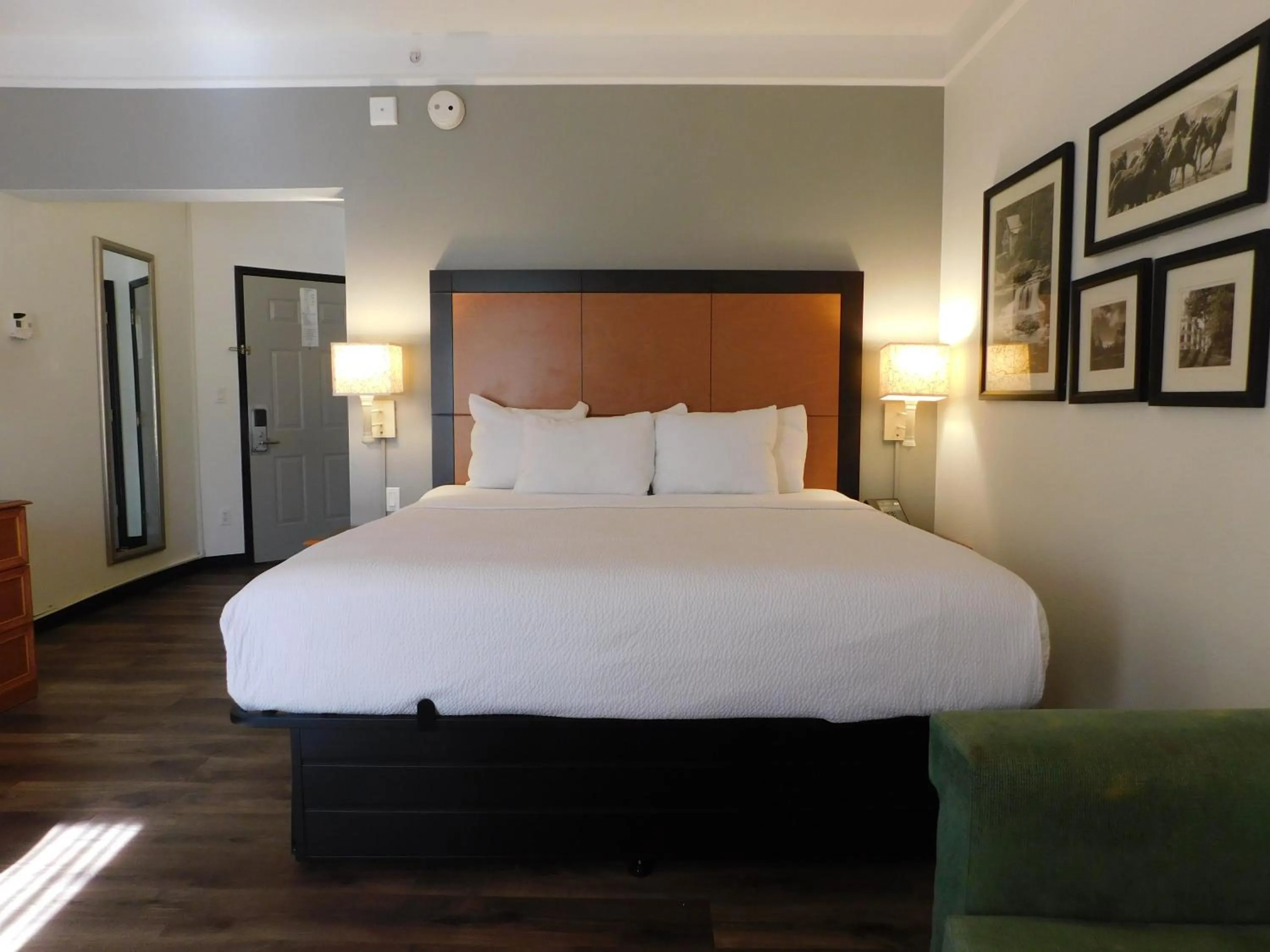 Bedroom, Bed in La Quinta by Wyndham Winston-Salem