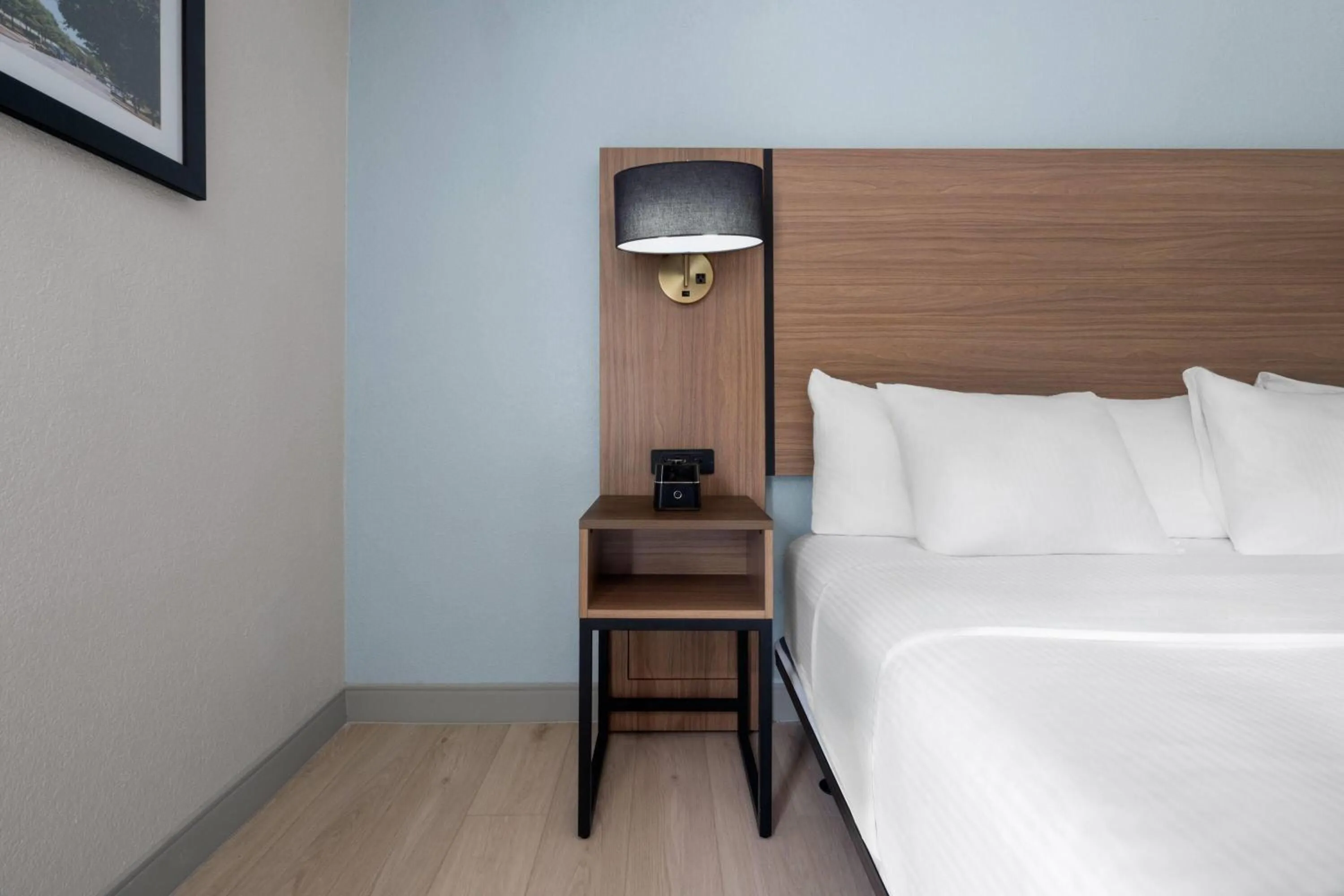 Photo of the whole room, Bed in La Quinta by Wyndham Raleigh Cary