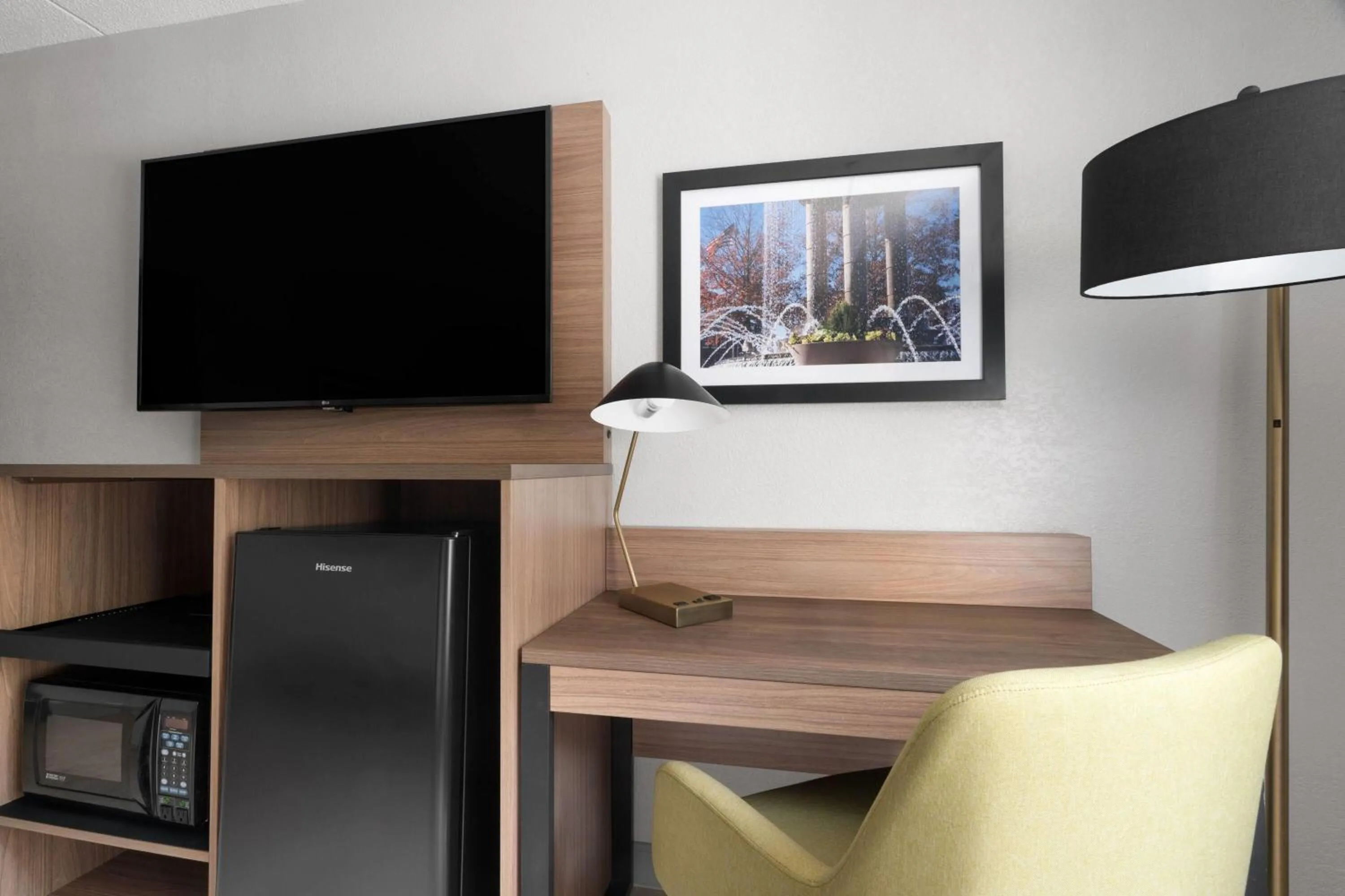 Photo of the whole room in La Quinta by Wyndham Raleigh Cary