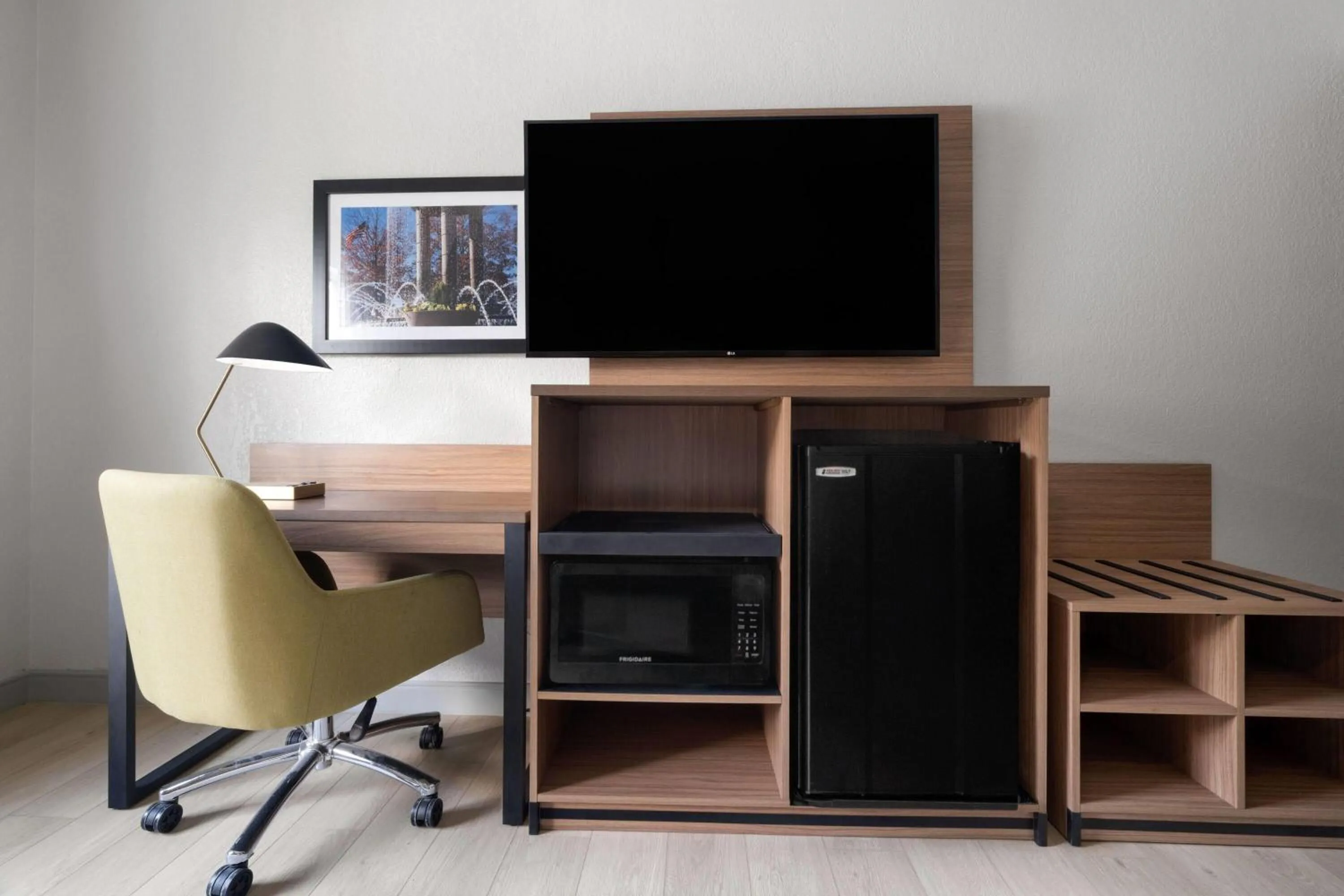 Photo of the whole room in La Quinta by Wyndham Raleigh Cary