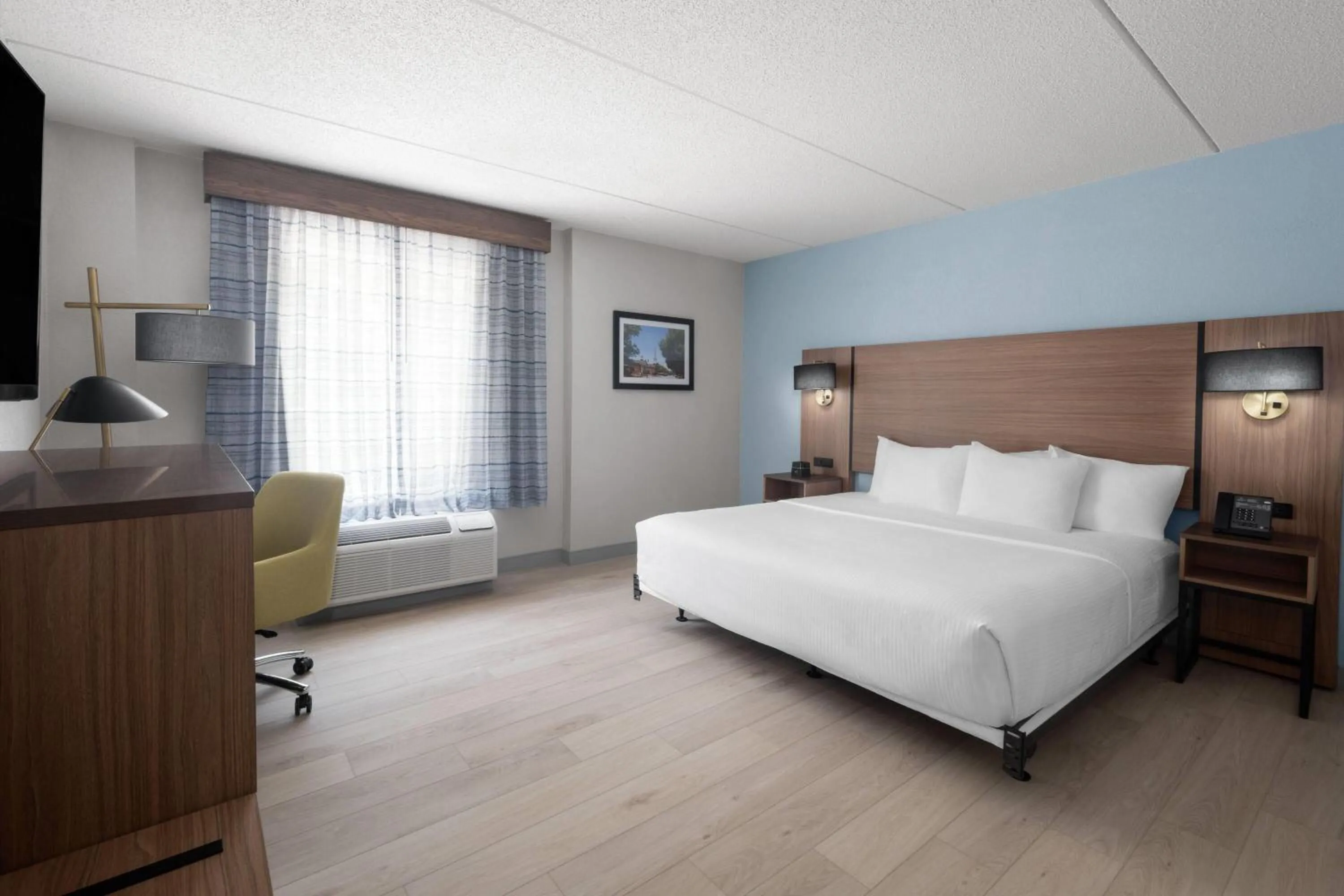 Photo of the whole room, Bed in La Quinta by Wyndham Raleigh Cary