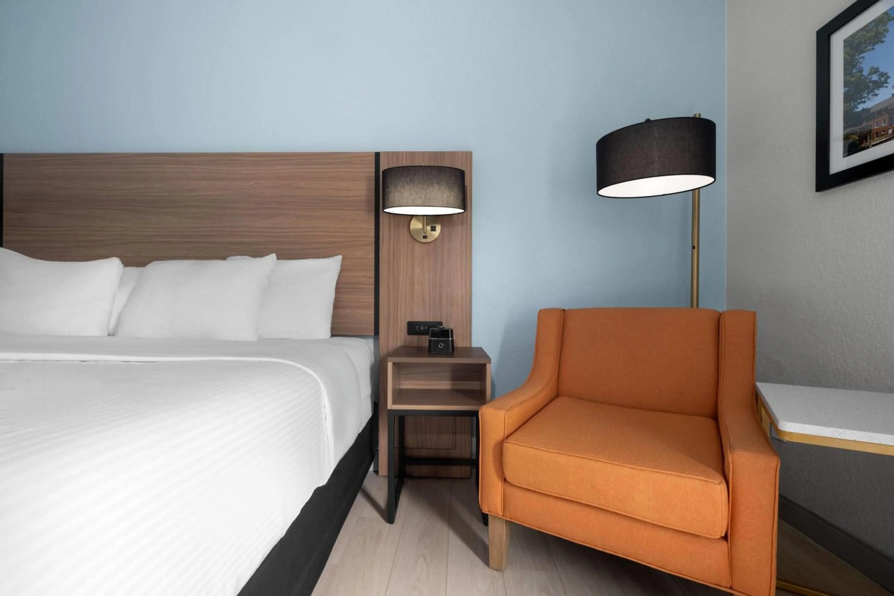 Photo of the whole room, Bed in La Quinta by Wyndham Raleigh Cary