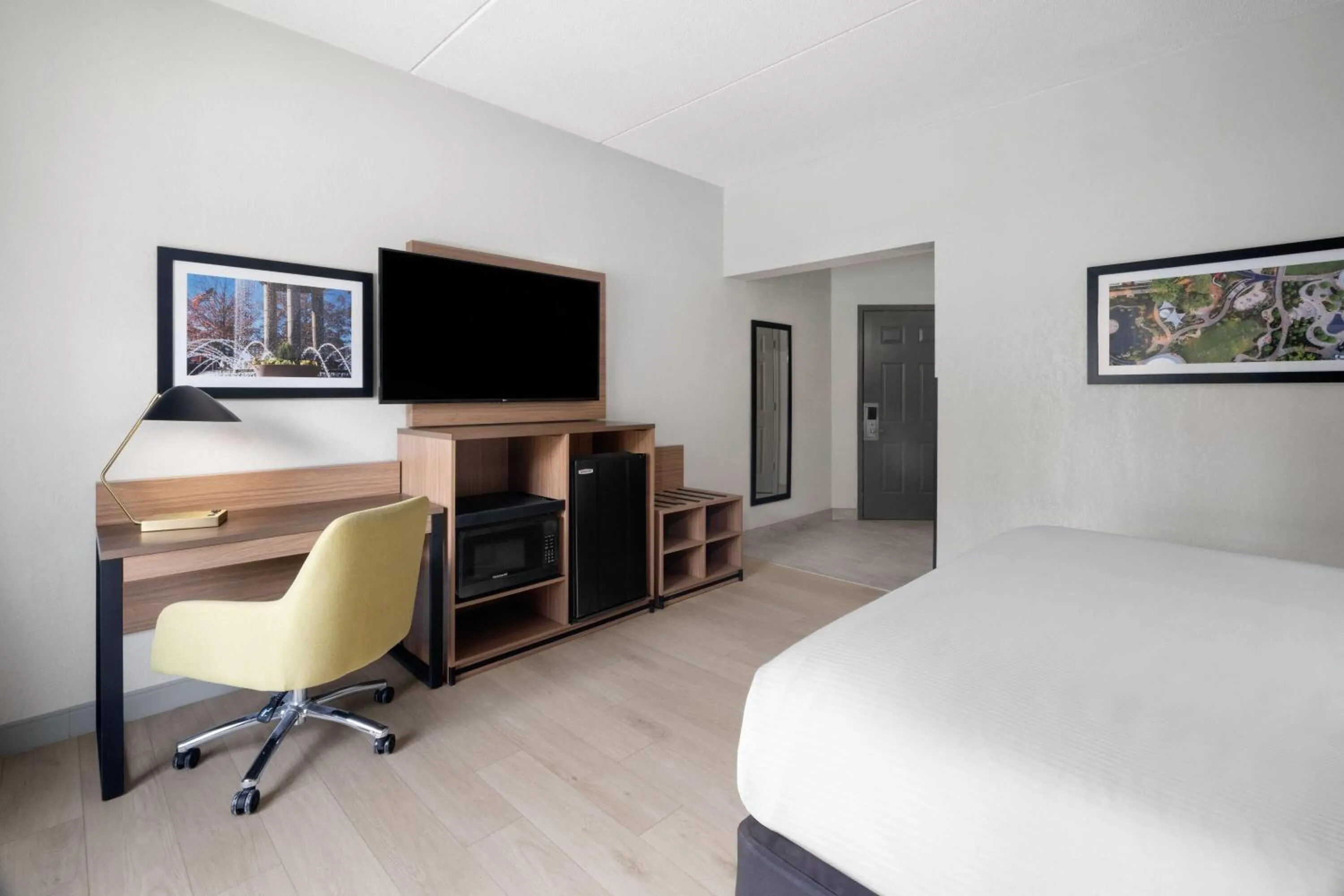 Photo of the whole room, Bed in La Quinta by Wyndham Raleigh Cary