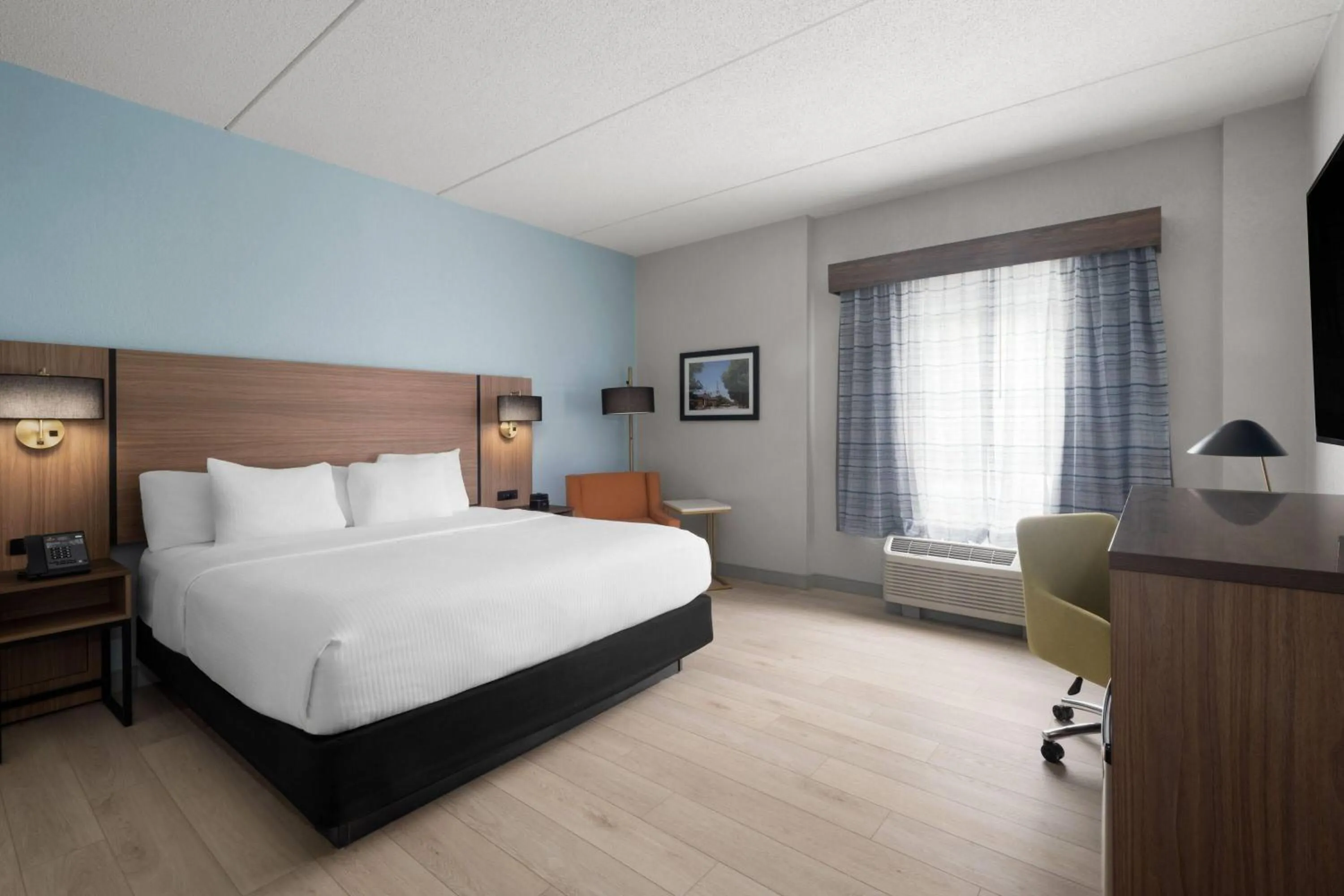 Photo of the whole room, Bed in La Quinta by Wyndham Raleigh Cary