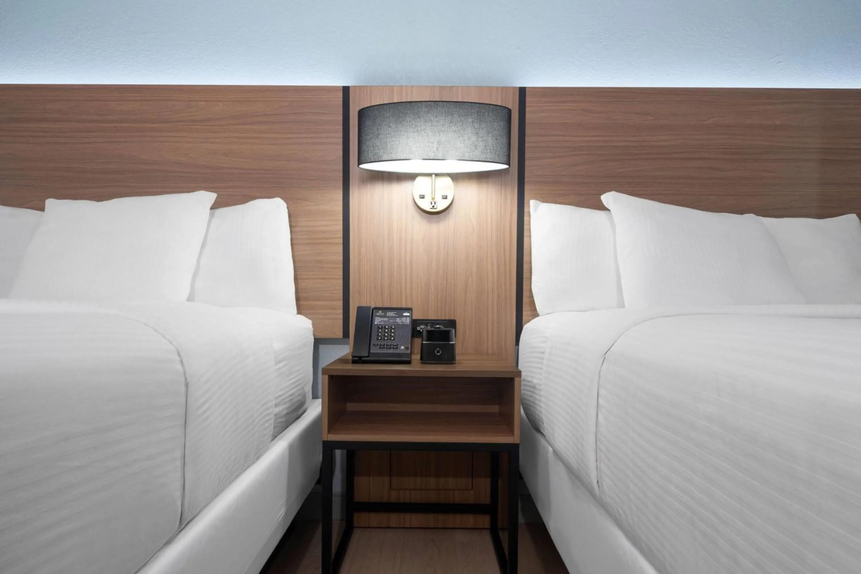 Photo of the whole room, Bed in La Quinta by Wyndham Raleigh Cary