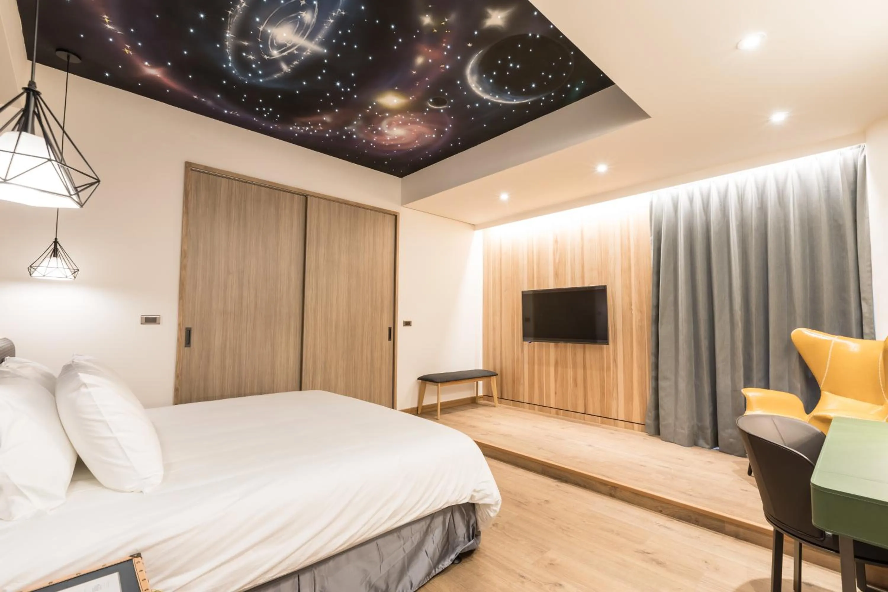 Communal lounge/ TV room, Bed in Grange Inn