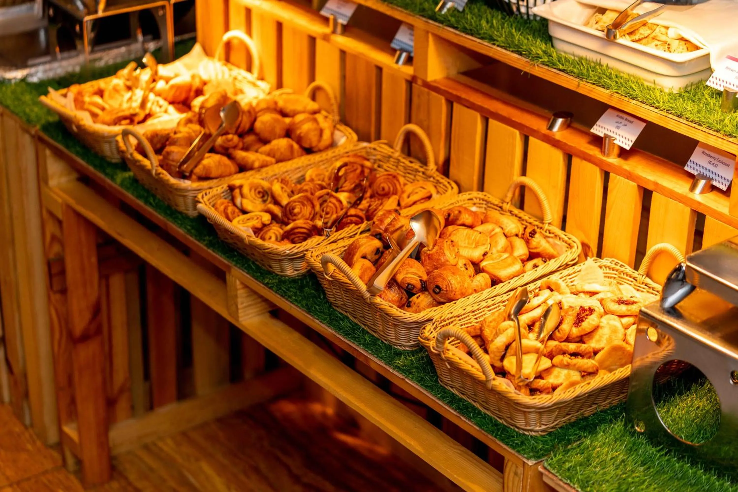 Restaurant/places to eat in Mercure Dubai Barsha Heights Hotel Suites And Apartments