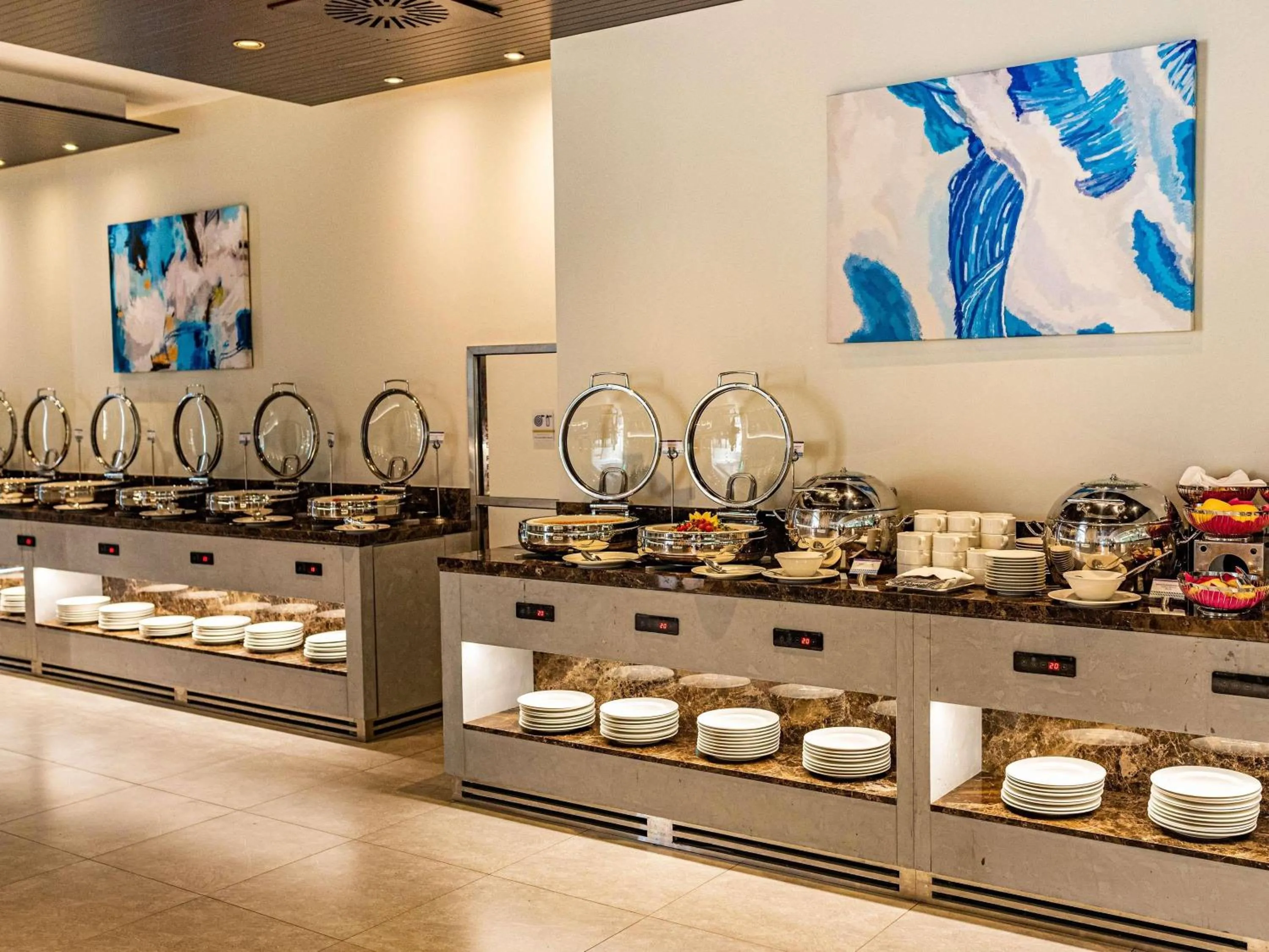 Restaurant/places to eat in Mercure Dubai Barsha Heights Hotel Suites And Apartments