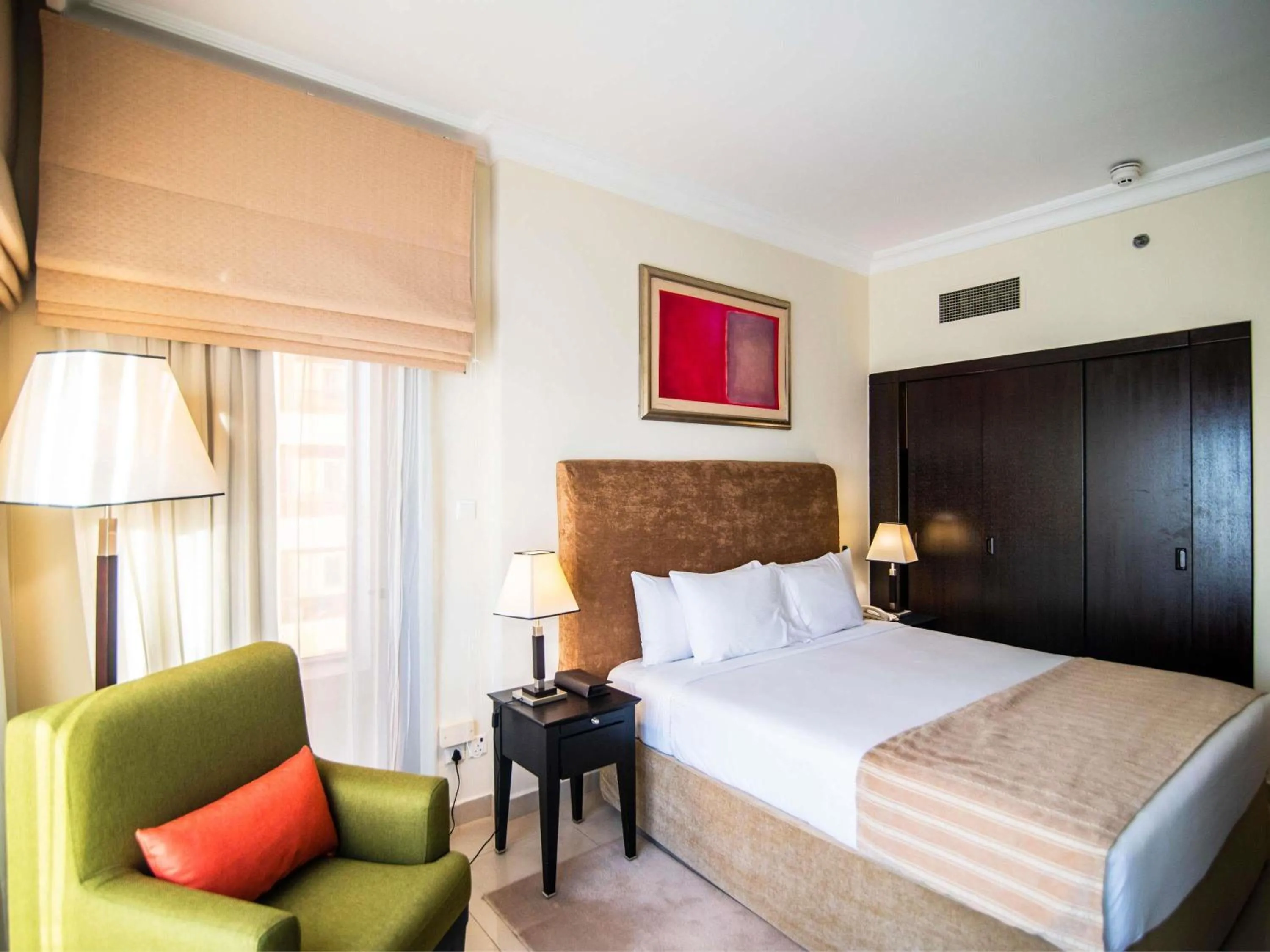 Bedroom, Bed in Mercure Dubai Barsha Heights Hotel Suites And Apartments