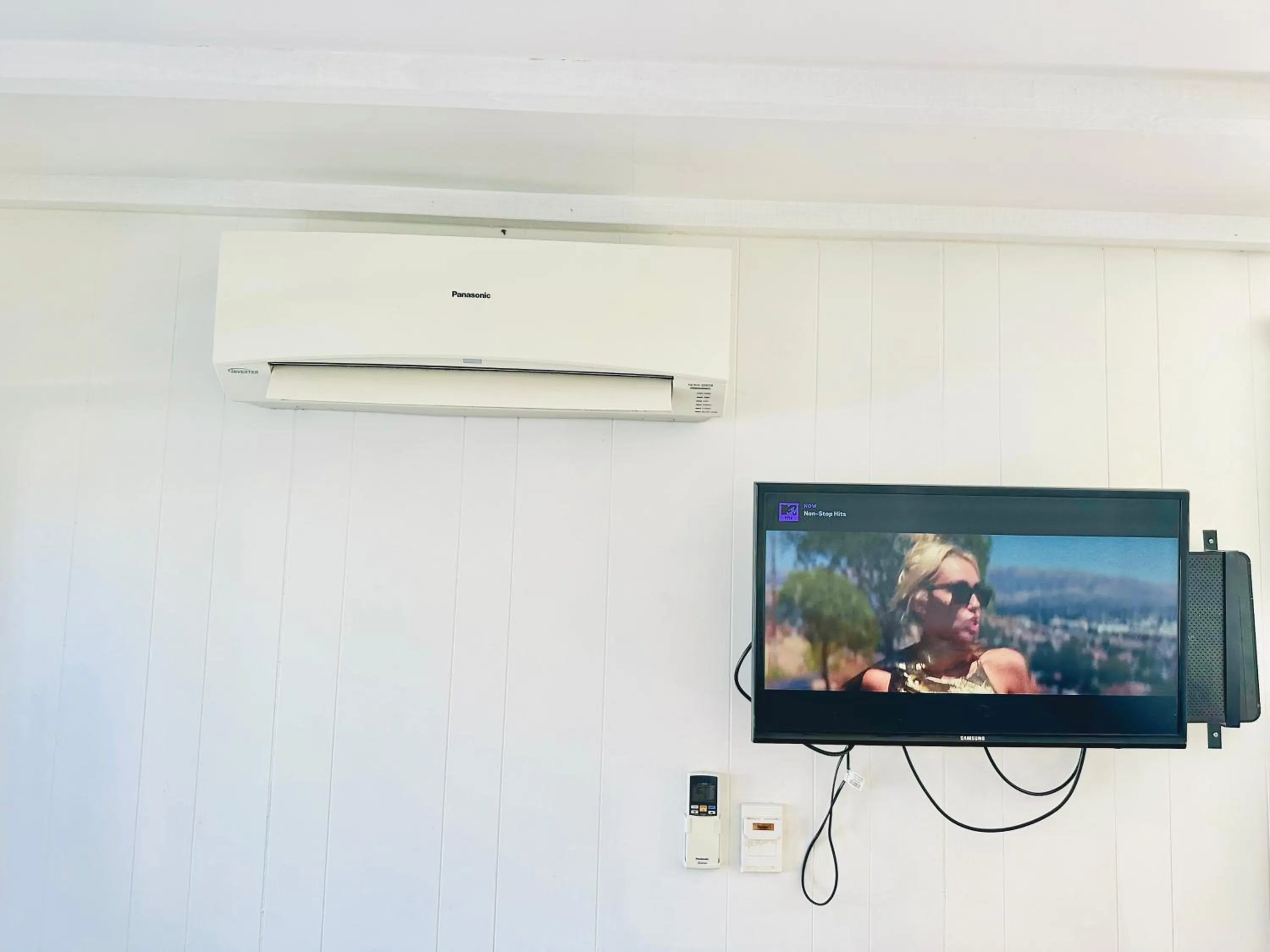 TV and multimedia in Gothic Heights Motel