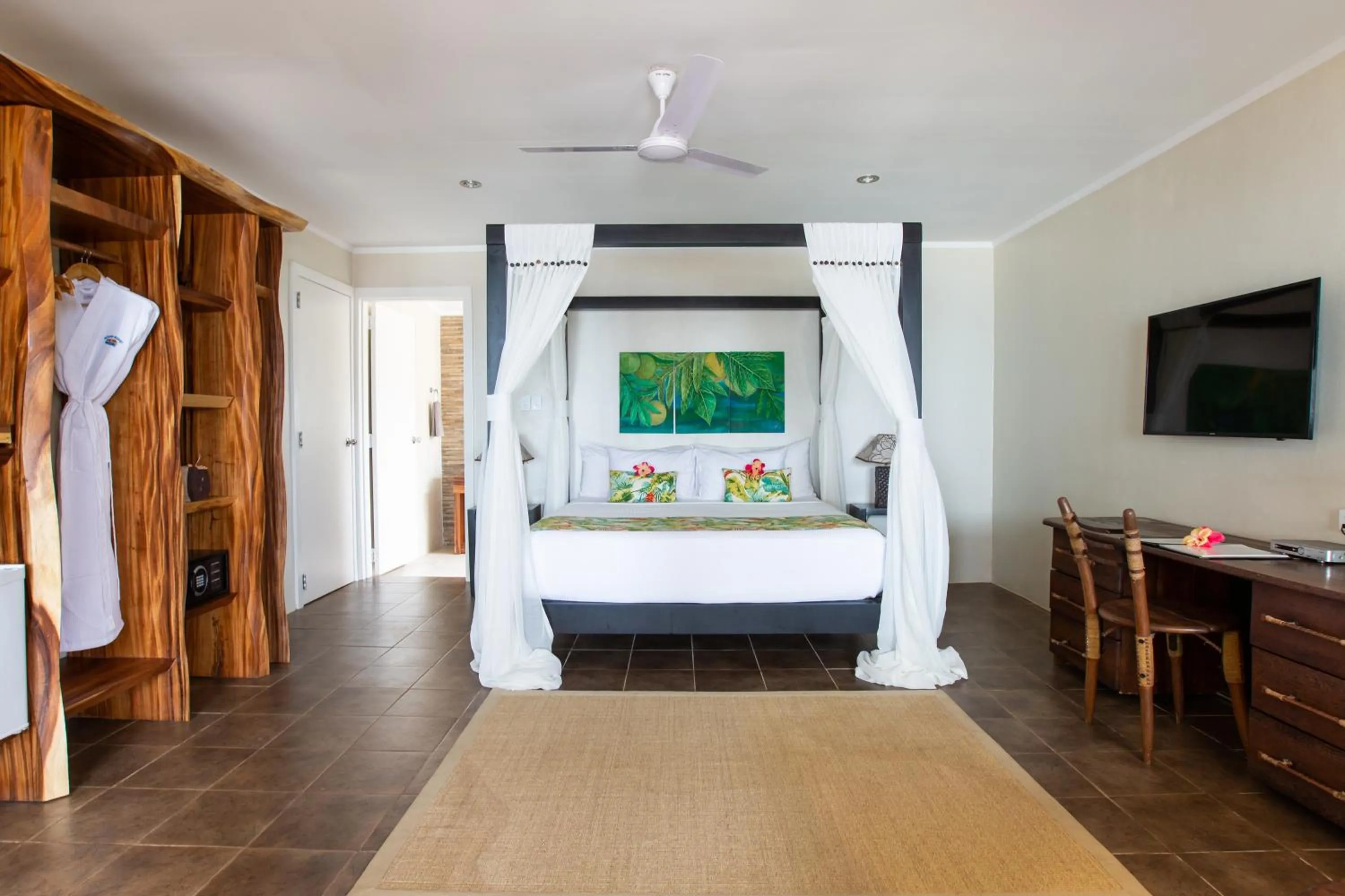 Photo of the whole room, Bed in Octopus Resort