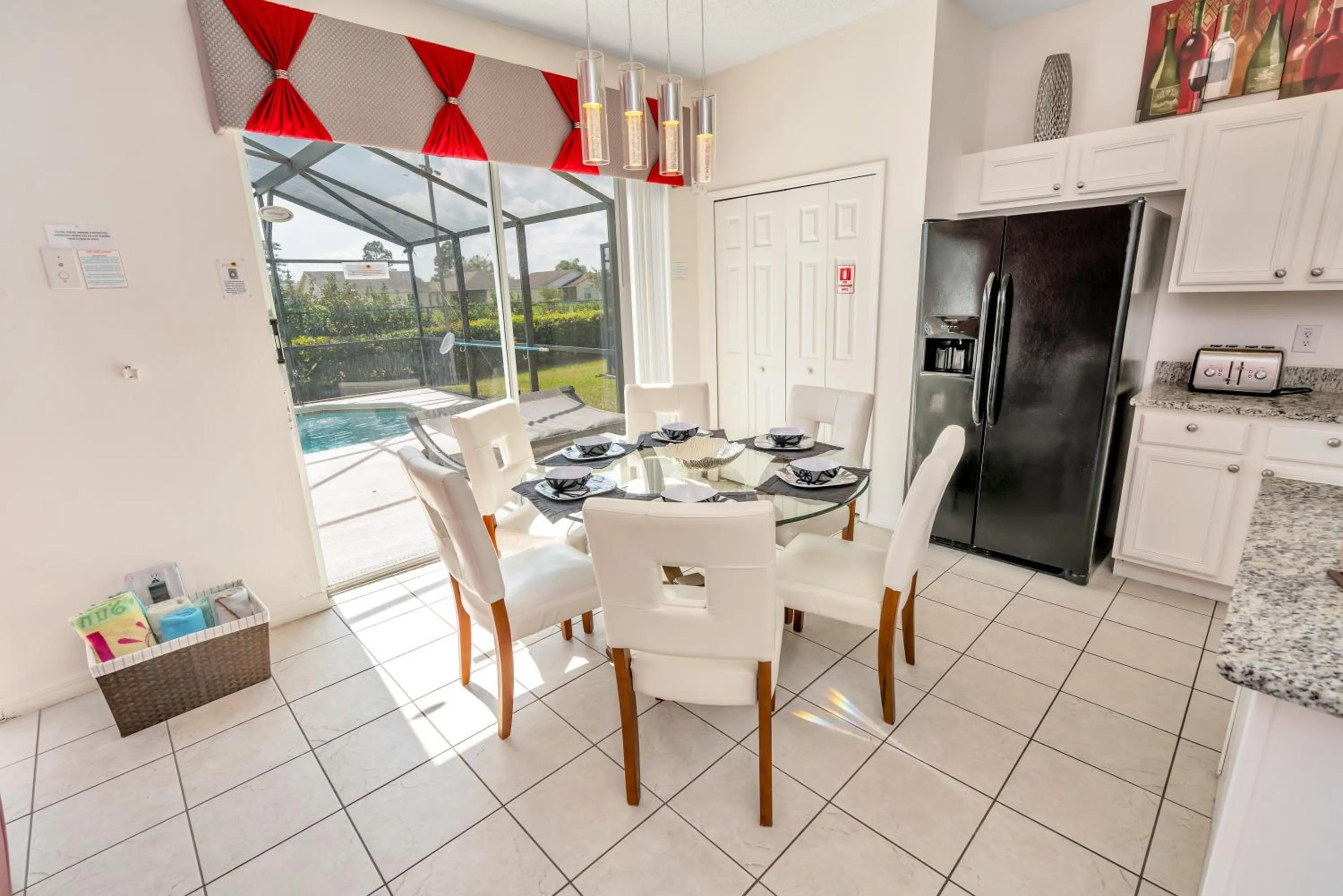 Dining area in Disney Dream with Hot Tub, Pool, Xbox, Games Room, Lakeview, 10 min to Disney, Clubhouse