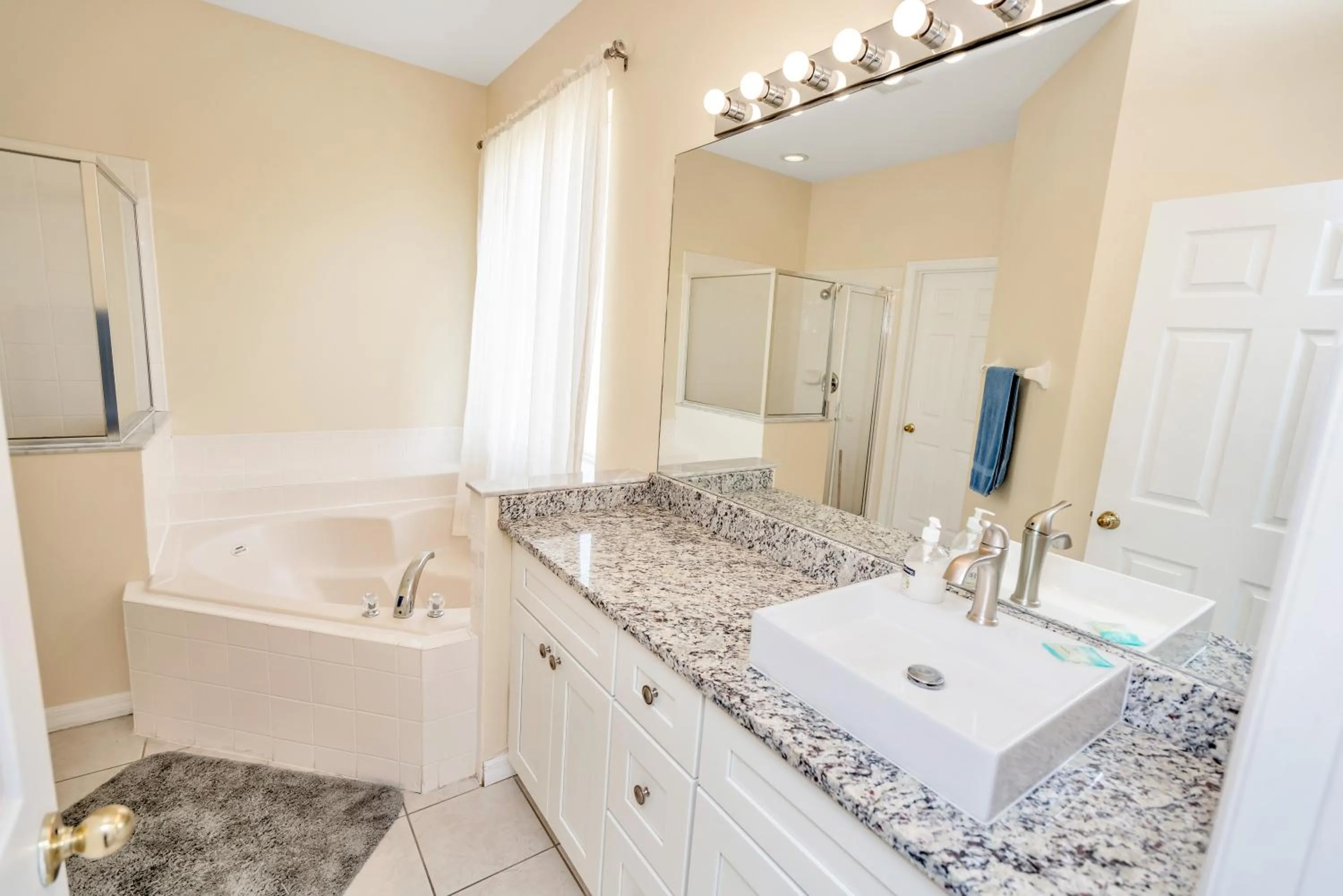 Hot Tub in Disney Dream with Hot Tub, Pool, Xbox, Games Room, Lakeview, 10 min to Disney, Clubhouse