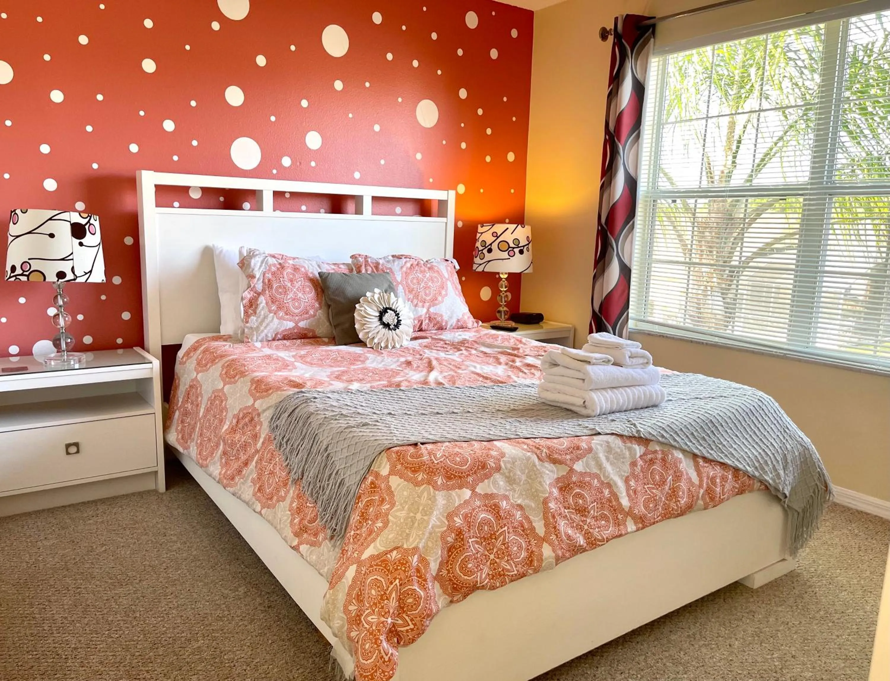 Bedroom, Bed in Disney Dream with Hot Tub, Pool, Xbox, Games Room, Lakeview, 10 min to Disney, Clubhouse